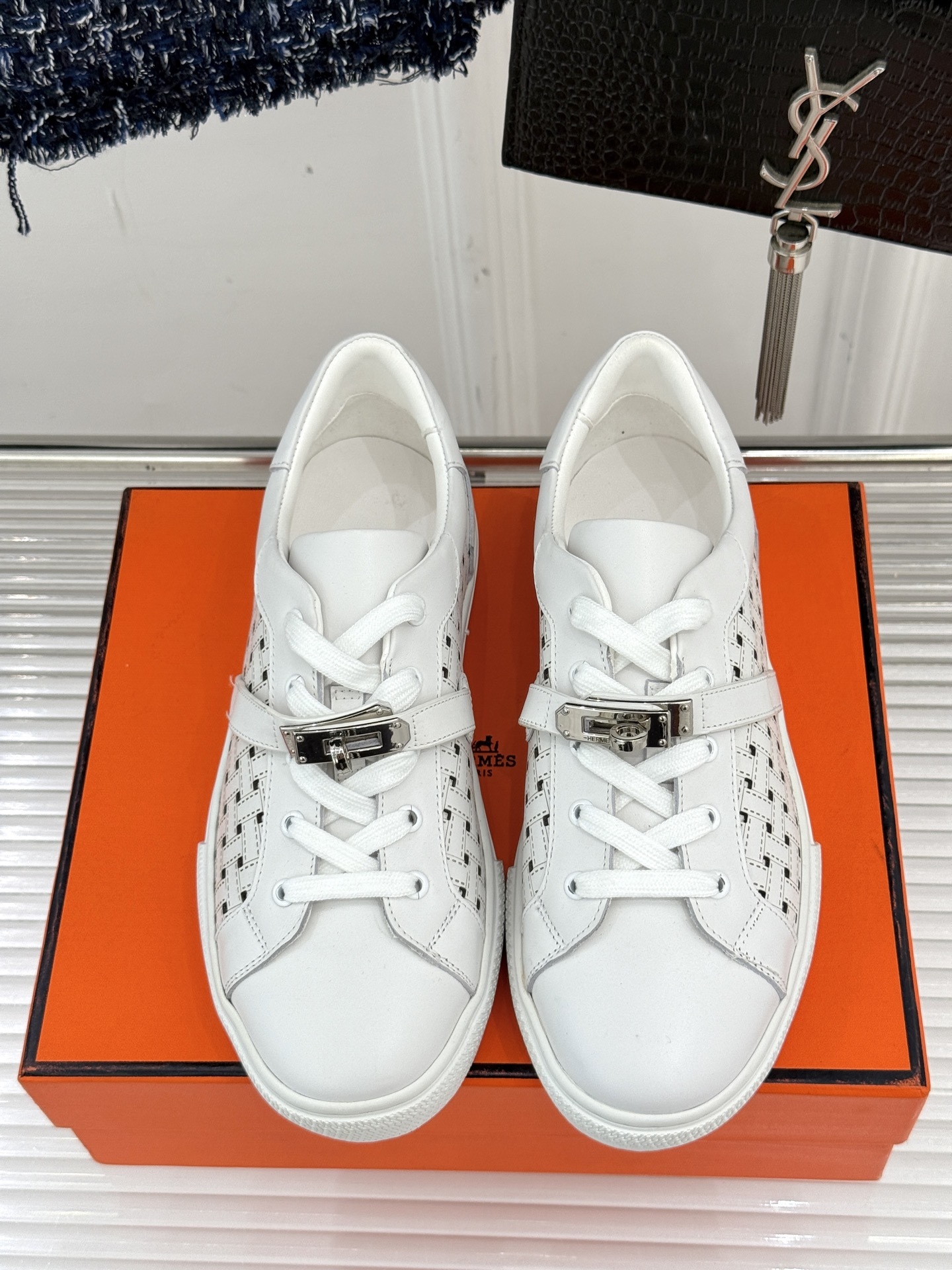 Hermès/爱马仕经典Kelly扣 情侣款小白鞋
标志性的Kelly扣 无疑是这双鞋的点睛之笔。
金
