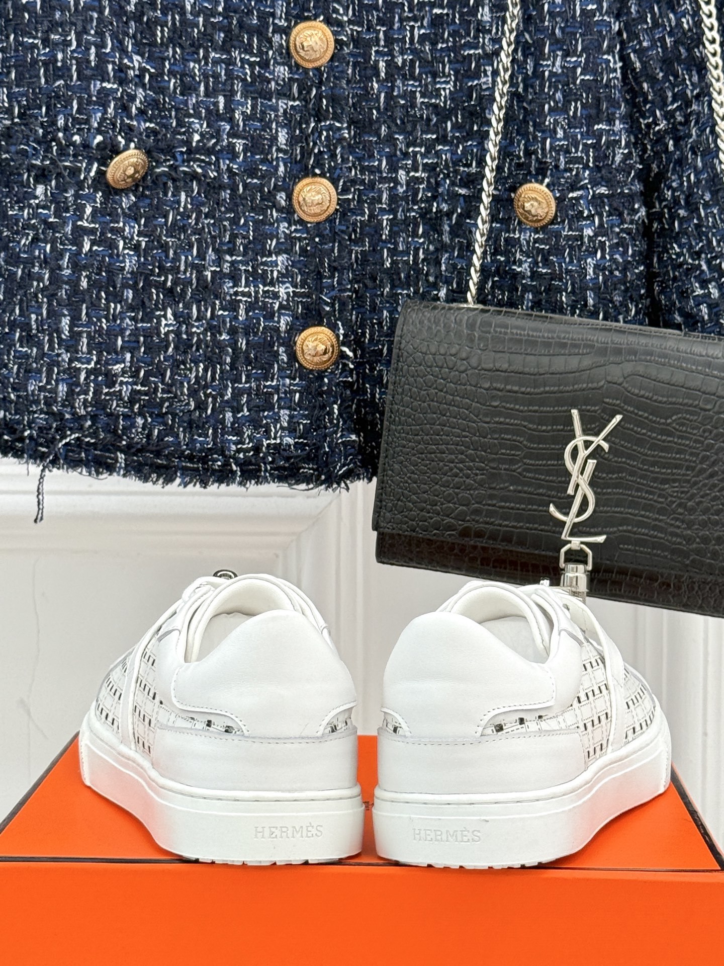 Hermès/爱马仕经典Kelly扣 情侣款小白鞋
标志性的Kelly扣 无疑是这双鞋的点睛之笔。
金