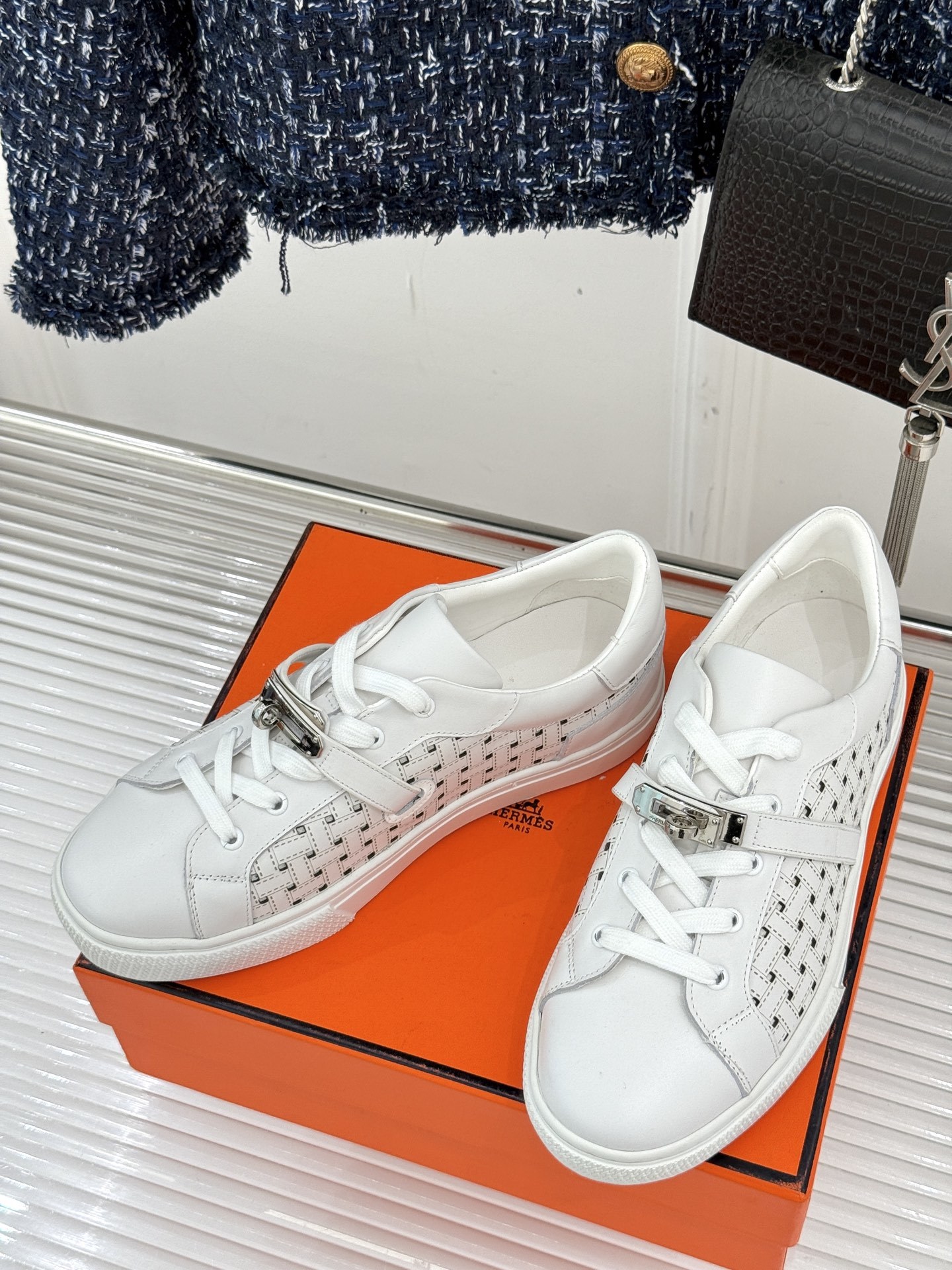 Hermès/爱马仕经典Kelly扣 情侣款小白鞋
标志性的Kelly扣 无疑是这双鞋的点睛之笔。
金