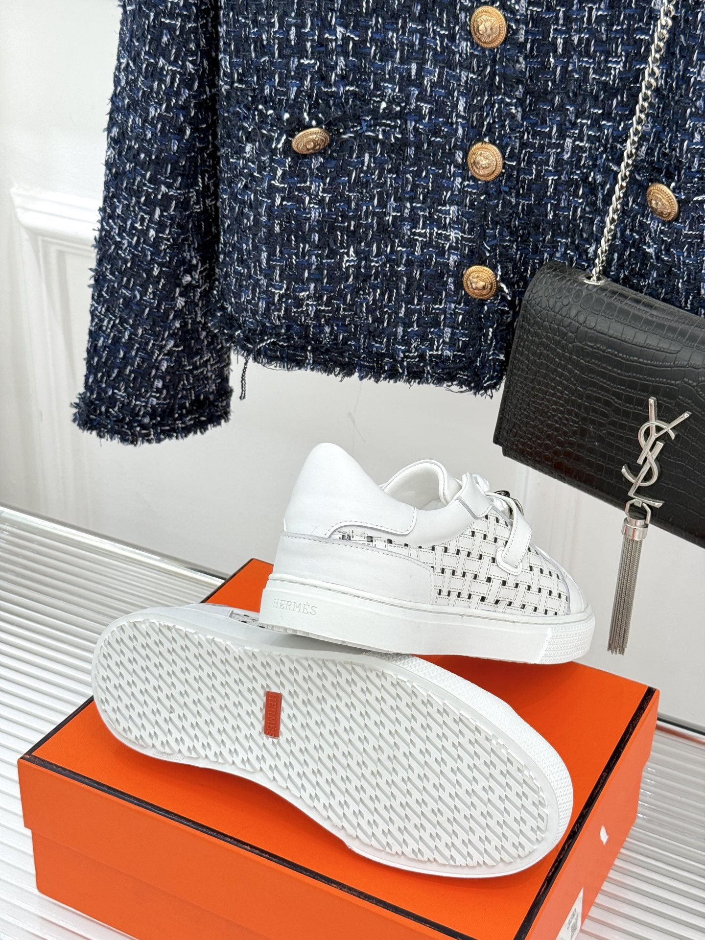 Hermès/爱马仕经典Kelly扣 情侣款小白鞋
标志性的Kelly扣 无疑是这双鞋的点睛之笔。
金