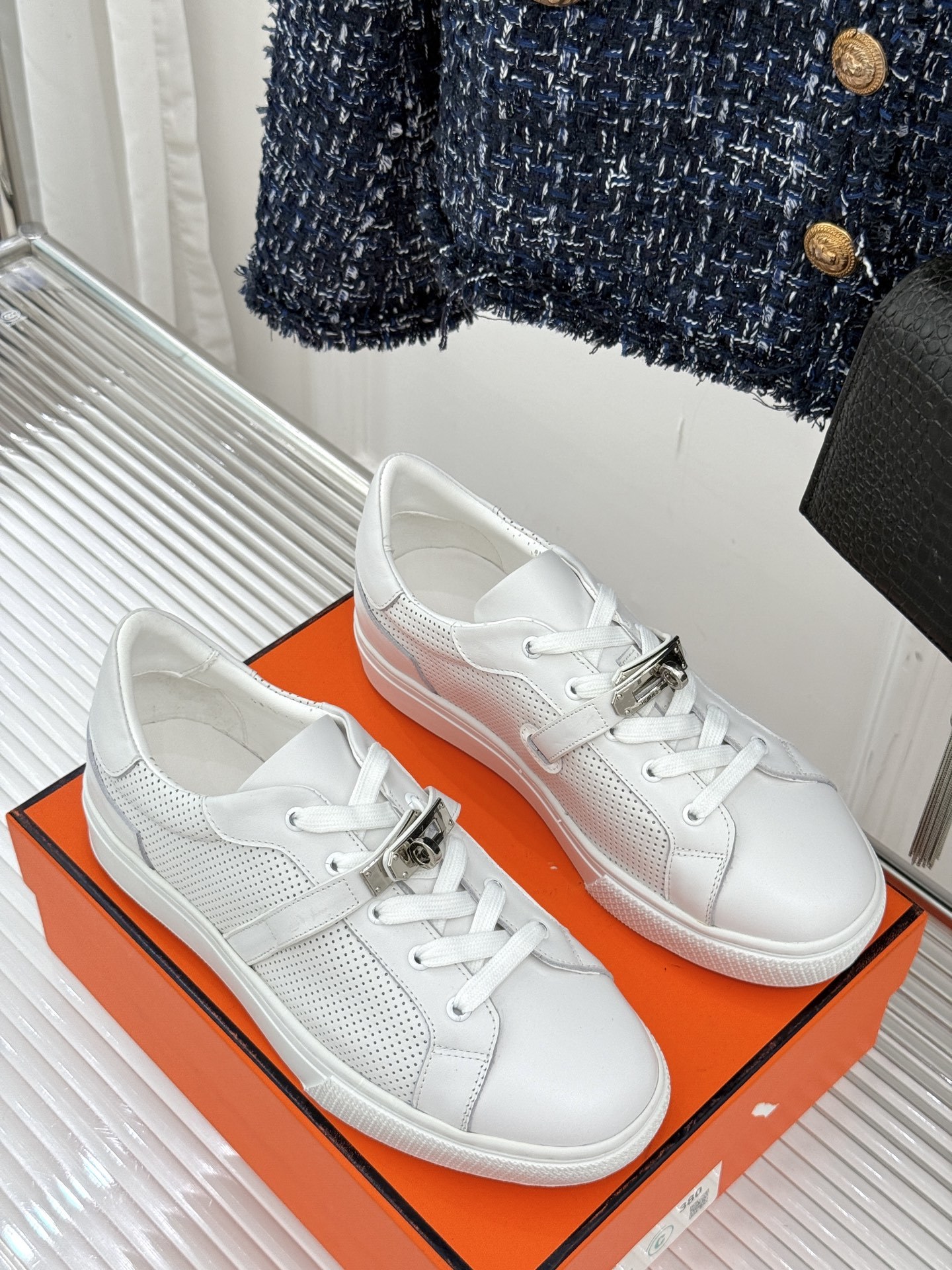 Hermès/爱马仕经典Kelly扣 情侣款小白鞋
标志性的Kelly扣 无疑是这双鞋的点睛之笔。
金