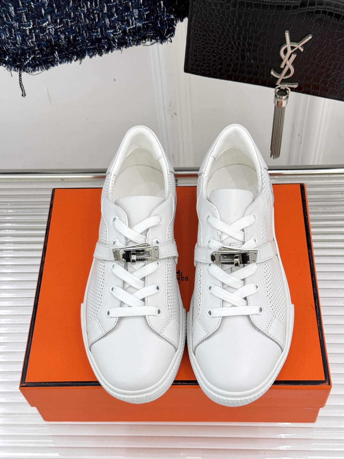 Hermès/爱马仕经典Kelly扣 情侣款小白鞋
标志性的Kelly扣 无疑是这双鞋的点睛之笔。
金