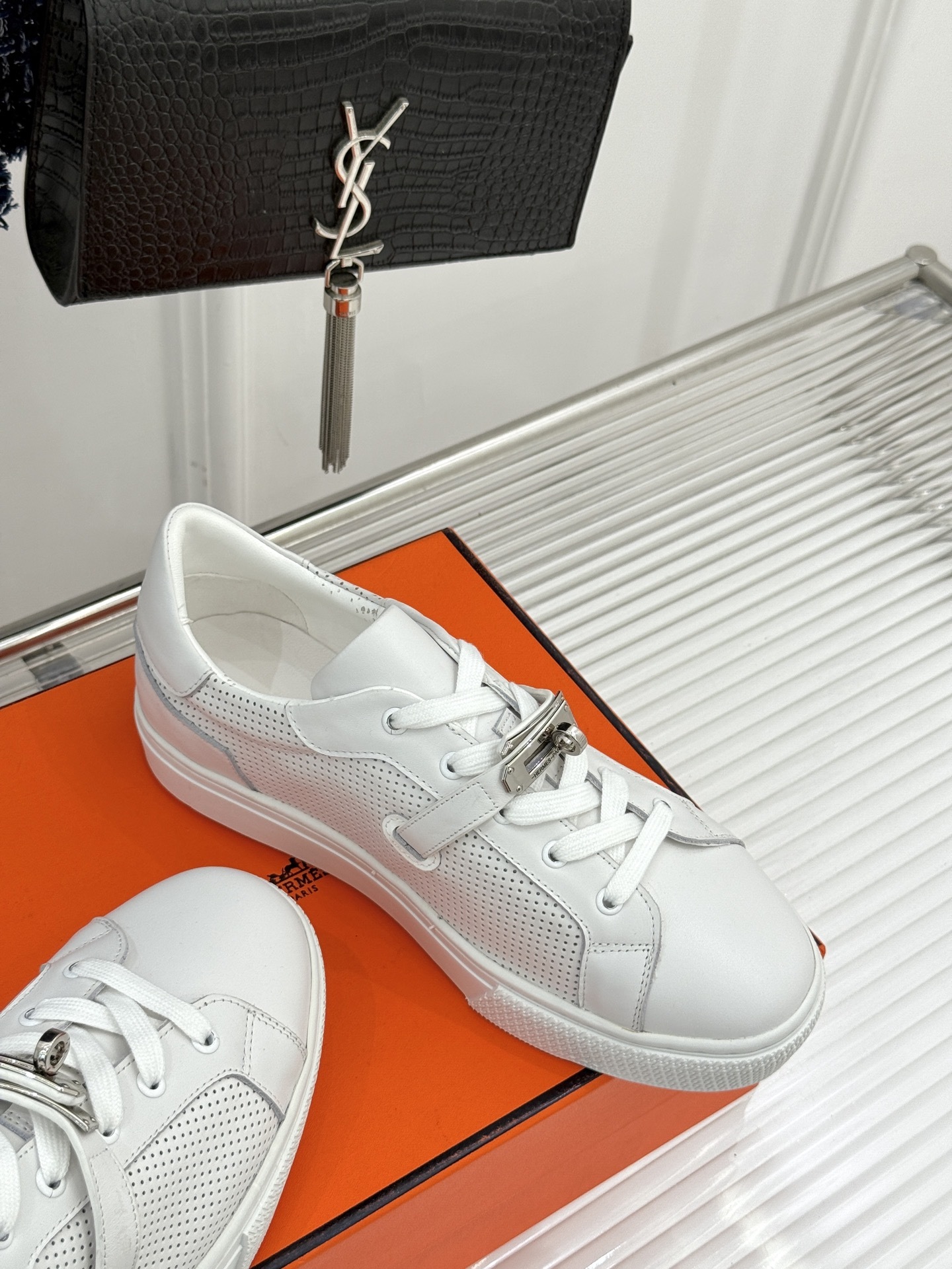 Hermès/爱马仕经典Kelly扣 情侣款小白鞋
标志性的Kelly扣 无疑是这双鞋的点睛之笔。
金