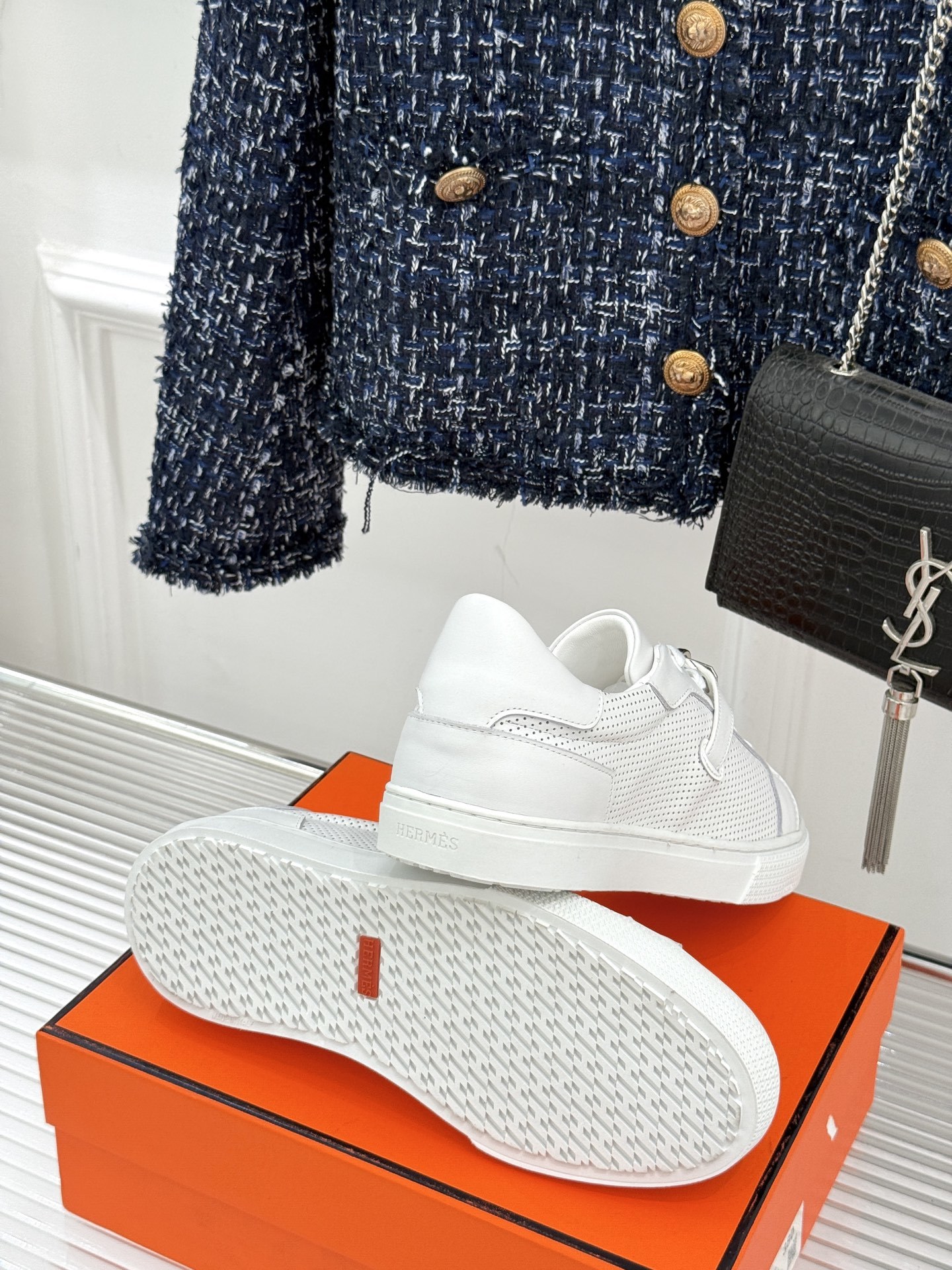 Hermès/爱马仕经典Kelly扣 情侣款小白鞋
标志性的Kelly扣 无疑是这双鞋的点睛之笔。
金