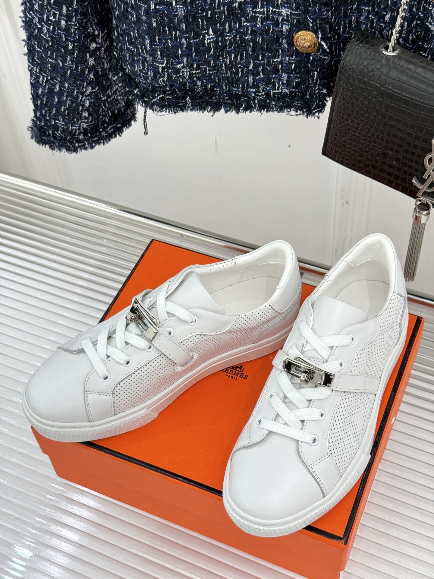 Hermès/爱马仕经典Kelly扣 情侣款小白鞋
标志性的Kelly扣 无疑是这双鞋的点睛之笔。
金