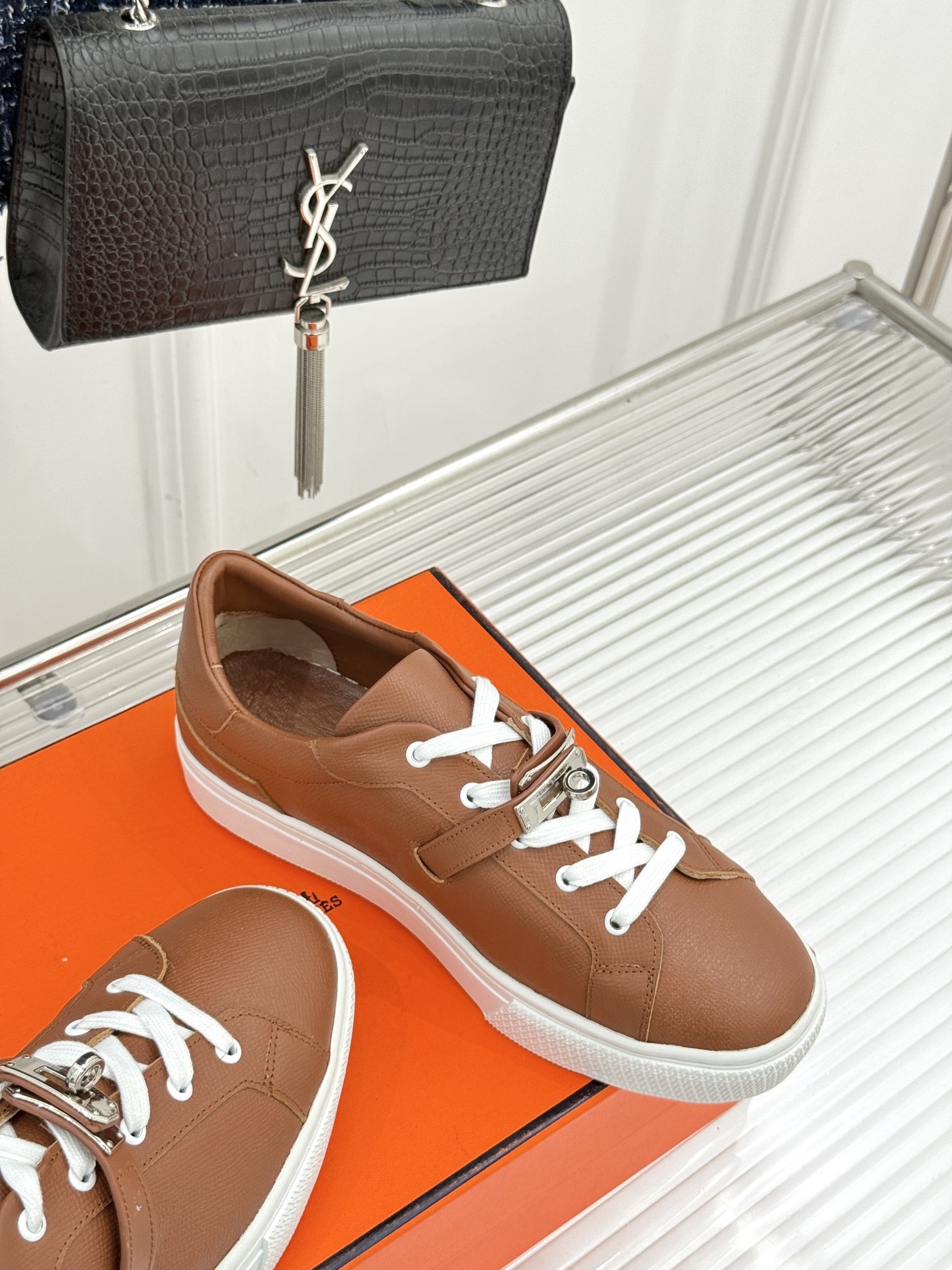 Hermès/爱马仕经典Kelly扣 情侣款小白鞋
标志性的Kelly扣 无疑是这双鞋的点睛之笔。
金