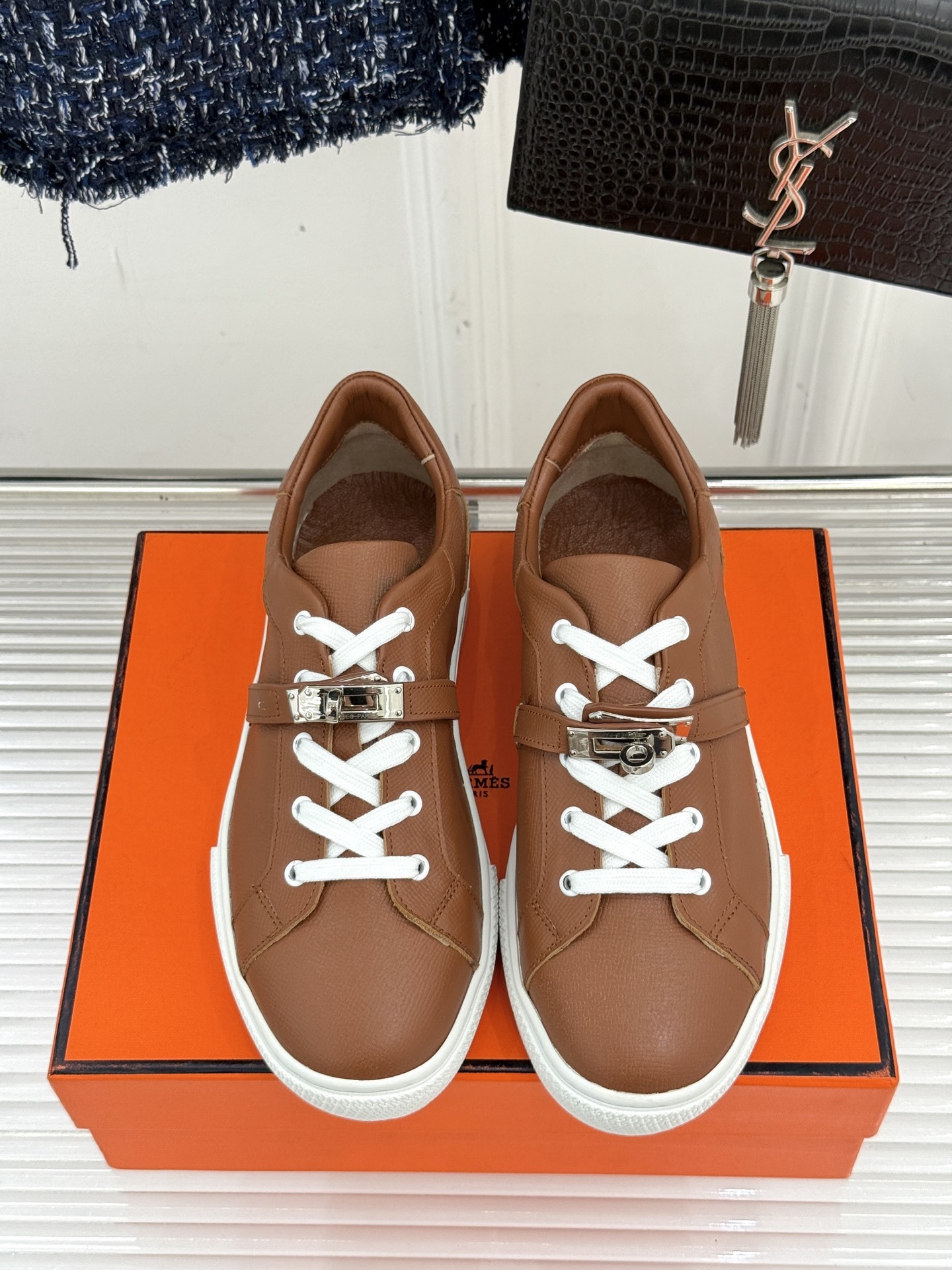 Hermès/爱马仕经典Kelly扣 情侣款小白鞋
标志性的Kelly扣 无疑是这双鞋的点睛之笔。
金