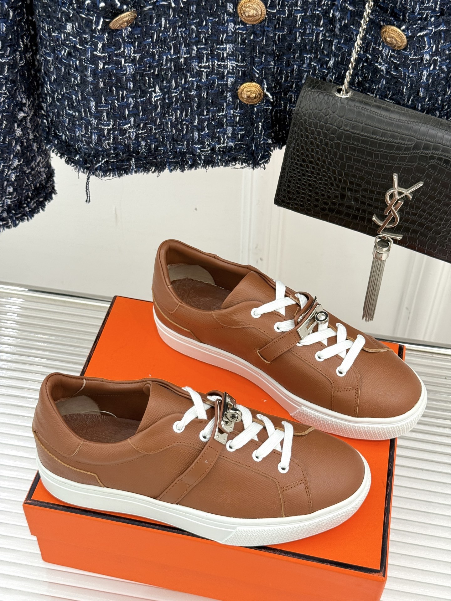 Hermès/爱马仕经典Kelly扣 情侣款小白鞋
标志性的Kelly扣 无疑是这双鞋的点睛之笔。
金