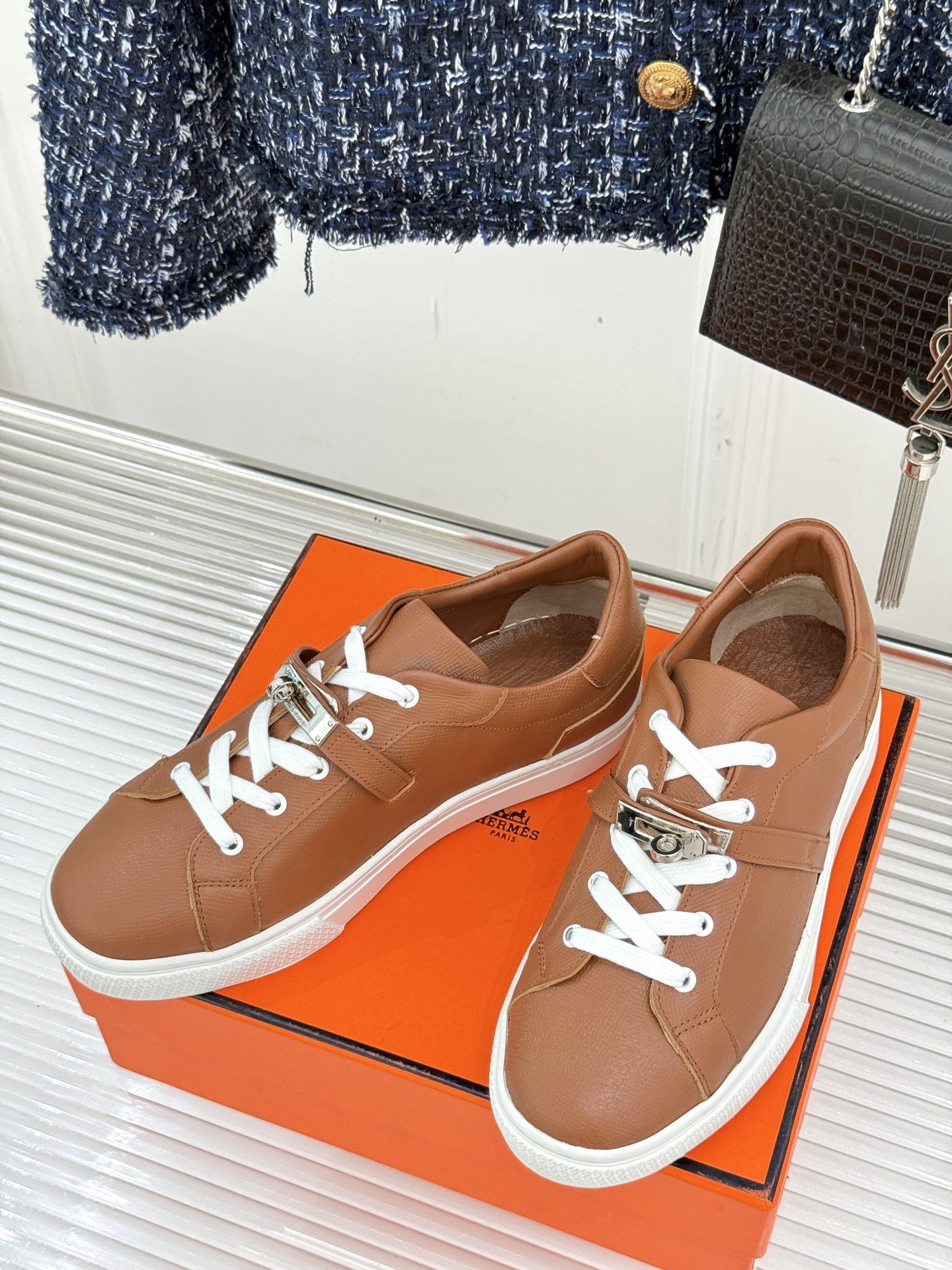 Hermès/爱马仕经典Kelly扣 情侣款小白鞋
标志性的Kelly扣 无疑是这双鞋的点睛之笔。
金