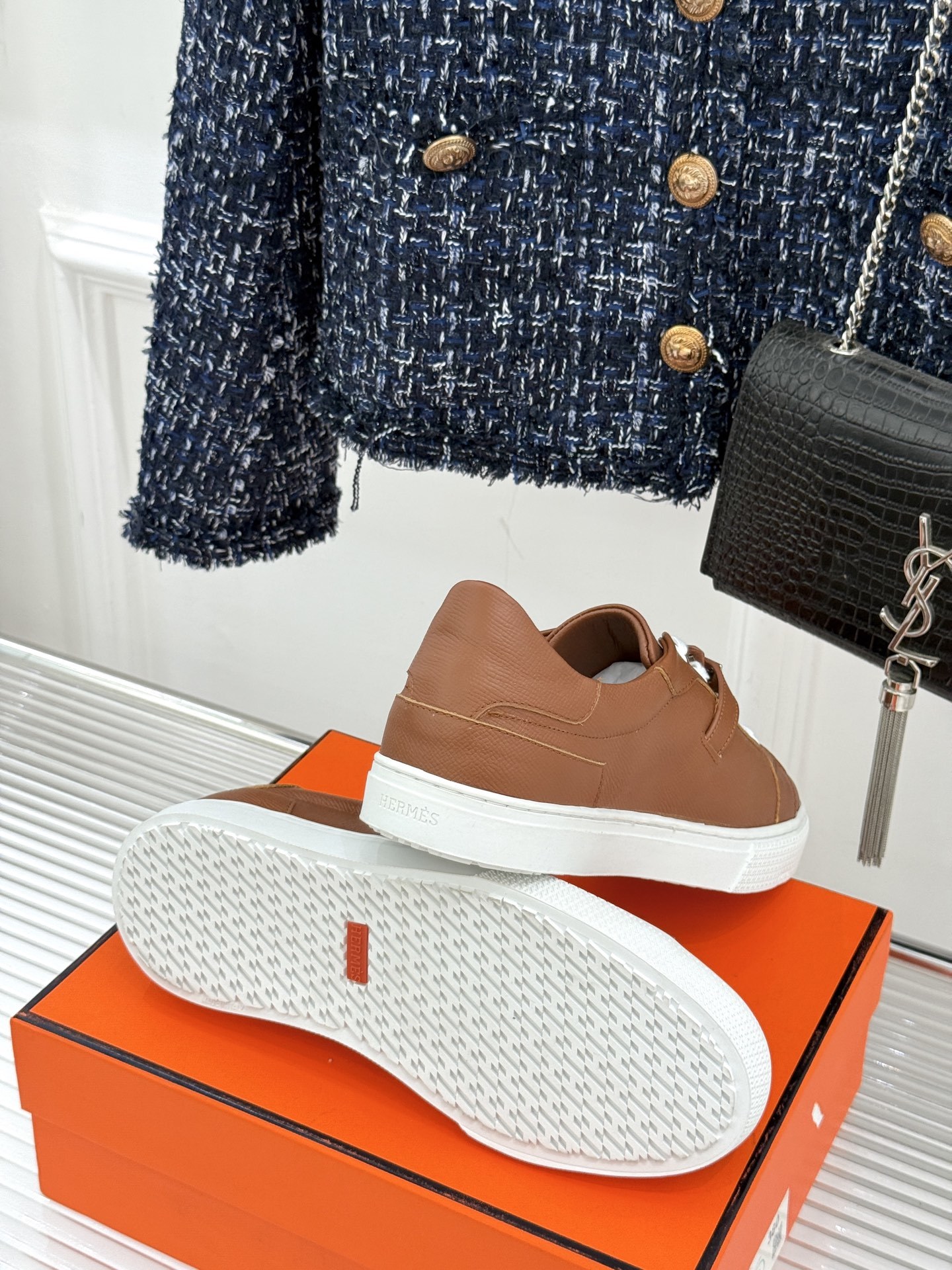 Hermès/爱马仕经典Kelly扣 情侣款小白鞋
标志性的Kelly扣 无疑是这双鞋的点睛之笔。
金