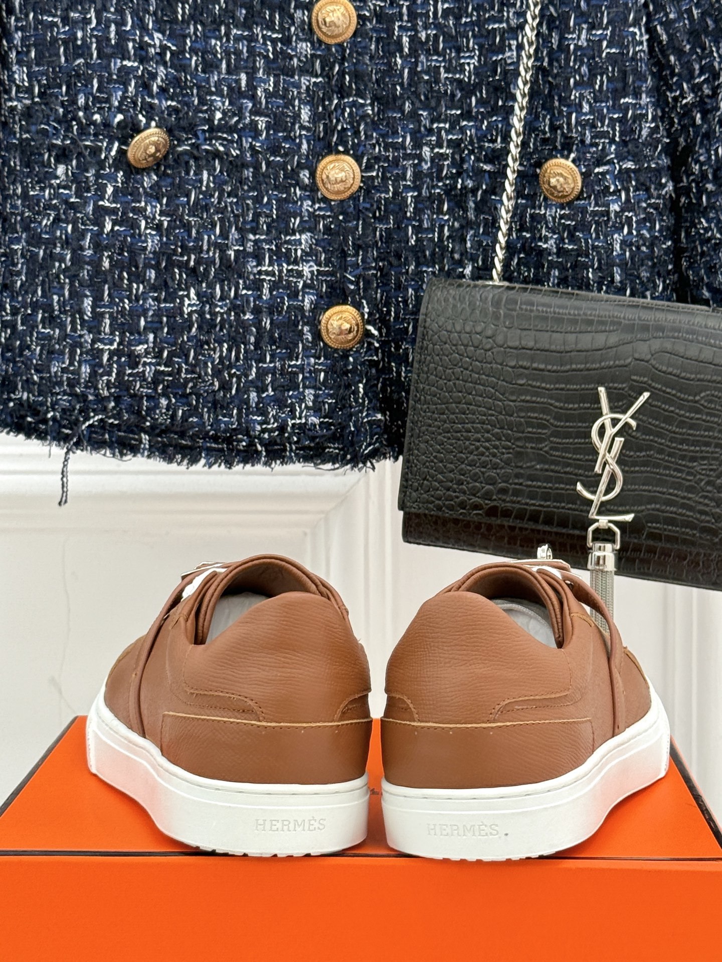 Hermès/爱马仕经典Kelly扣 情侣款小白鞋
标志性的Kelly扣 无疑是这双鞋的点睛之笔。
金