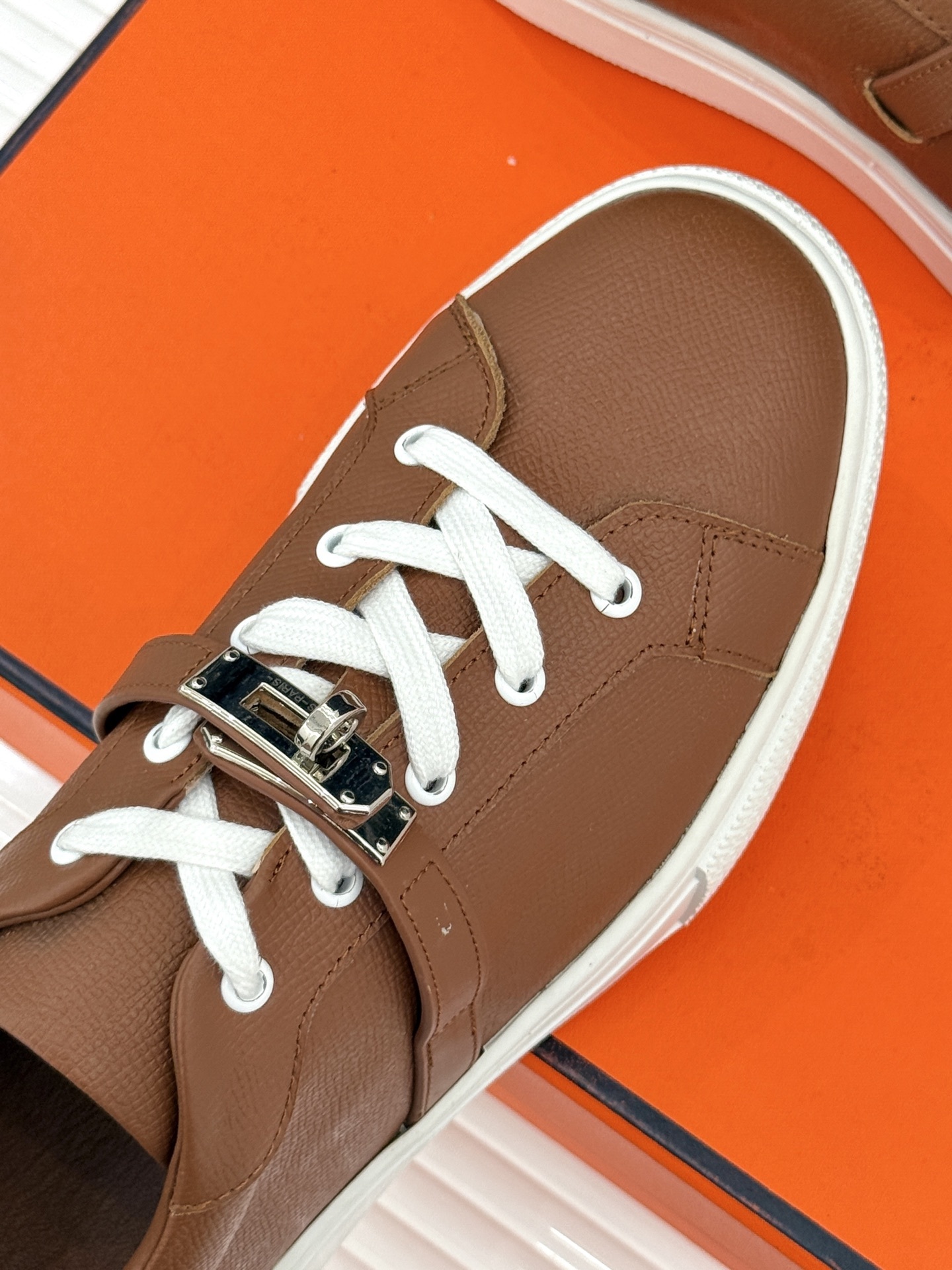 Hermès/爱马仕经典Kelly扣 情侣款小白鞋
标志性的Kelly扣 无疑是这双鞋的点睛之笔。
金