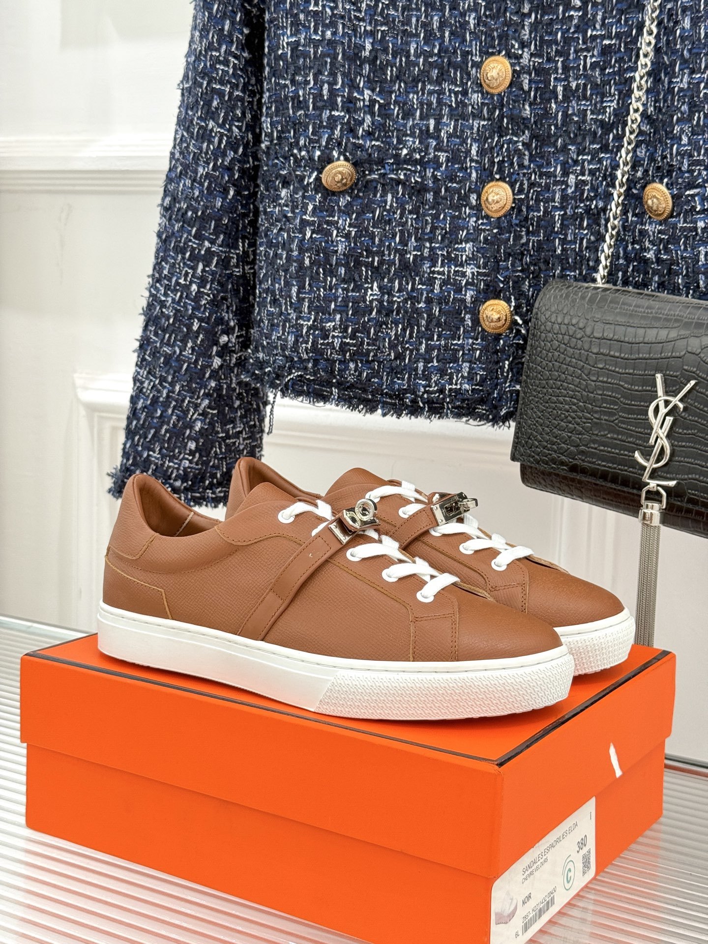 Hermès/爱马仕经典Kelly扣 情侣款小白鞋
标志性的Kelly扣 无疑是这双鞋的点睛之笔。
金