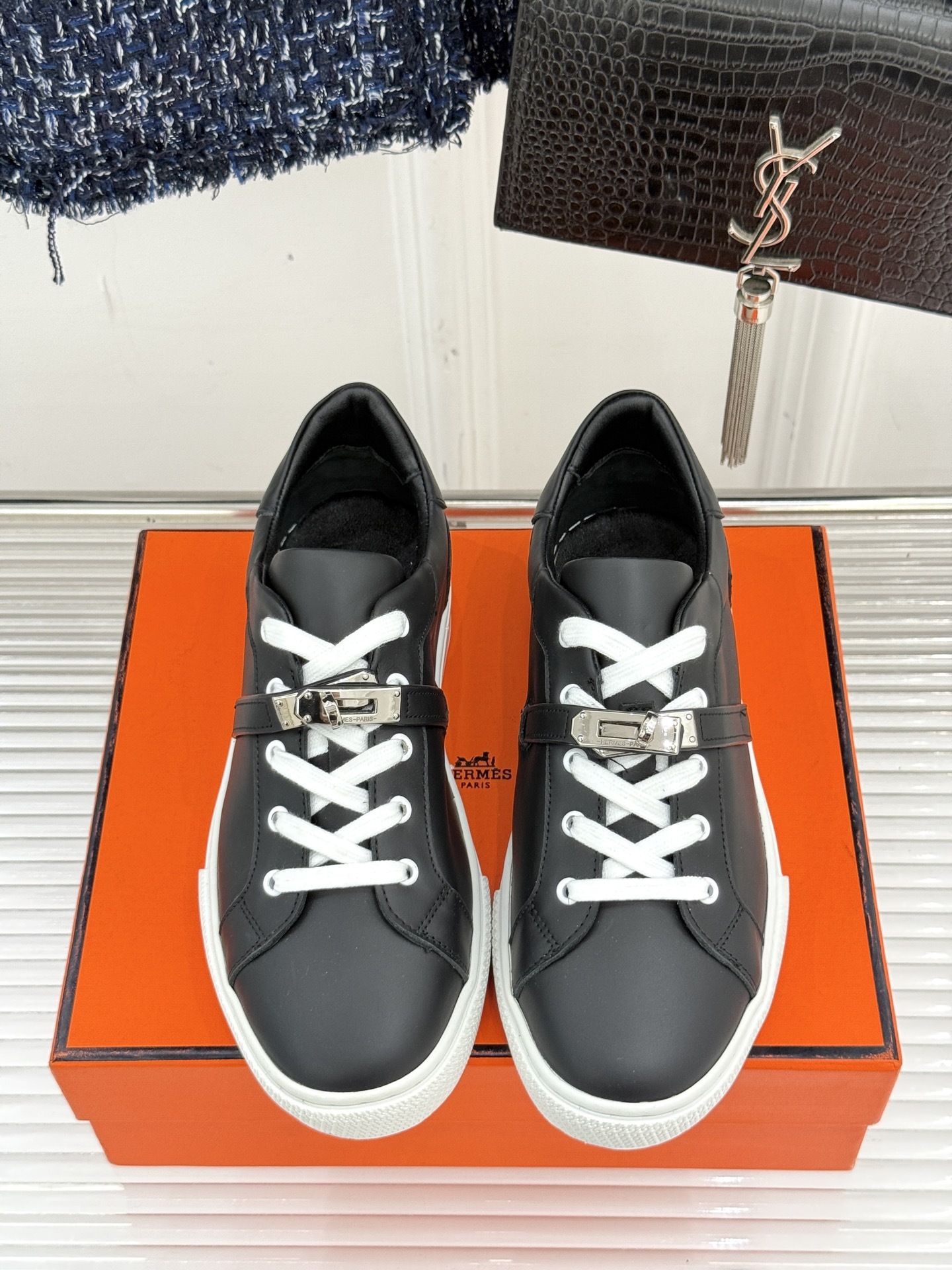 Hermès/爱马仕经典Kelly扣 情侣款小白鞋
标志性的Kelly扣 无疑是这双鞋的点睛之笔。
金
