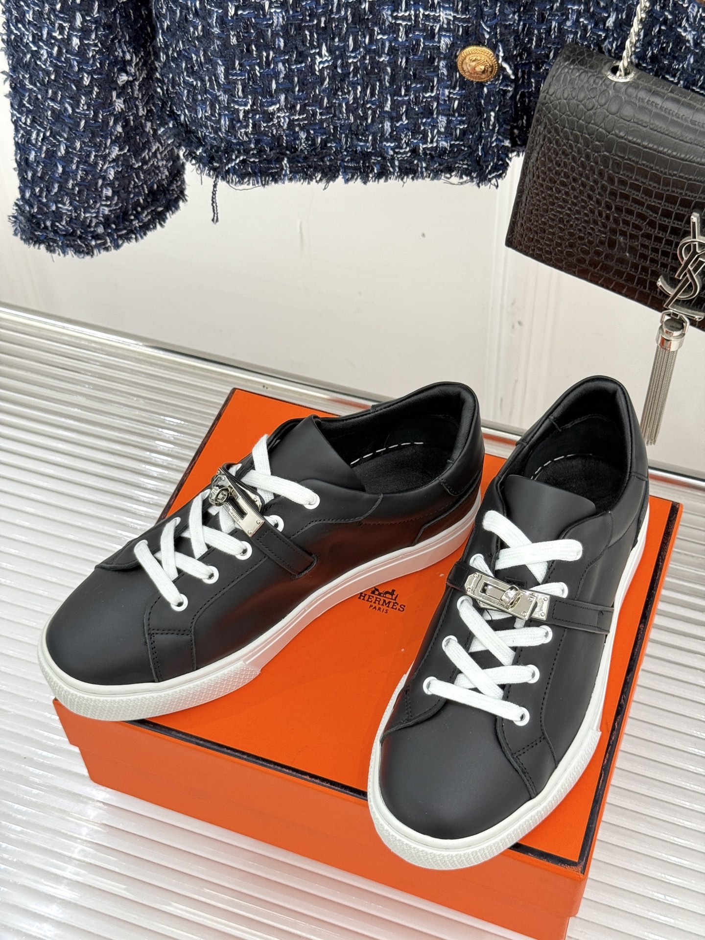 Hermès/爱马仕经典Kelly扣 情侣款小白鞋
标志性的Kelly扣 无疑是这双鞋的点睛之笔。
金