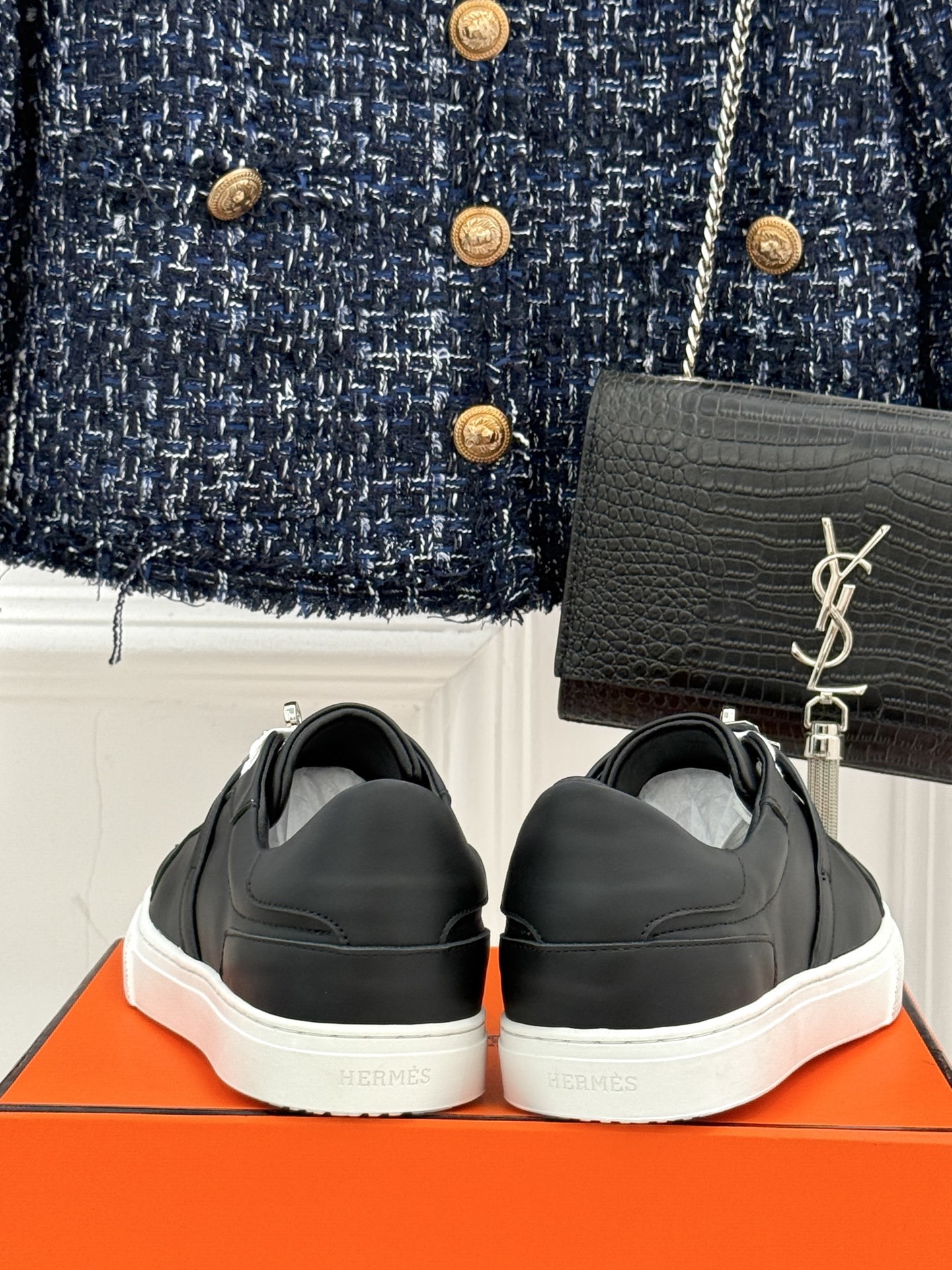 Hermès/爱马仕经典Kelly扣 情侣款小白鞋
标志性的Kelly扣 无疑是这双鞋的点睛之笔。
金