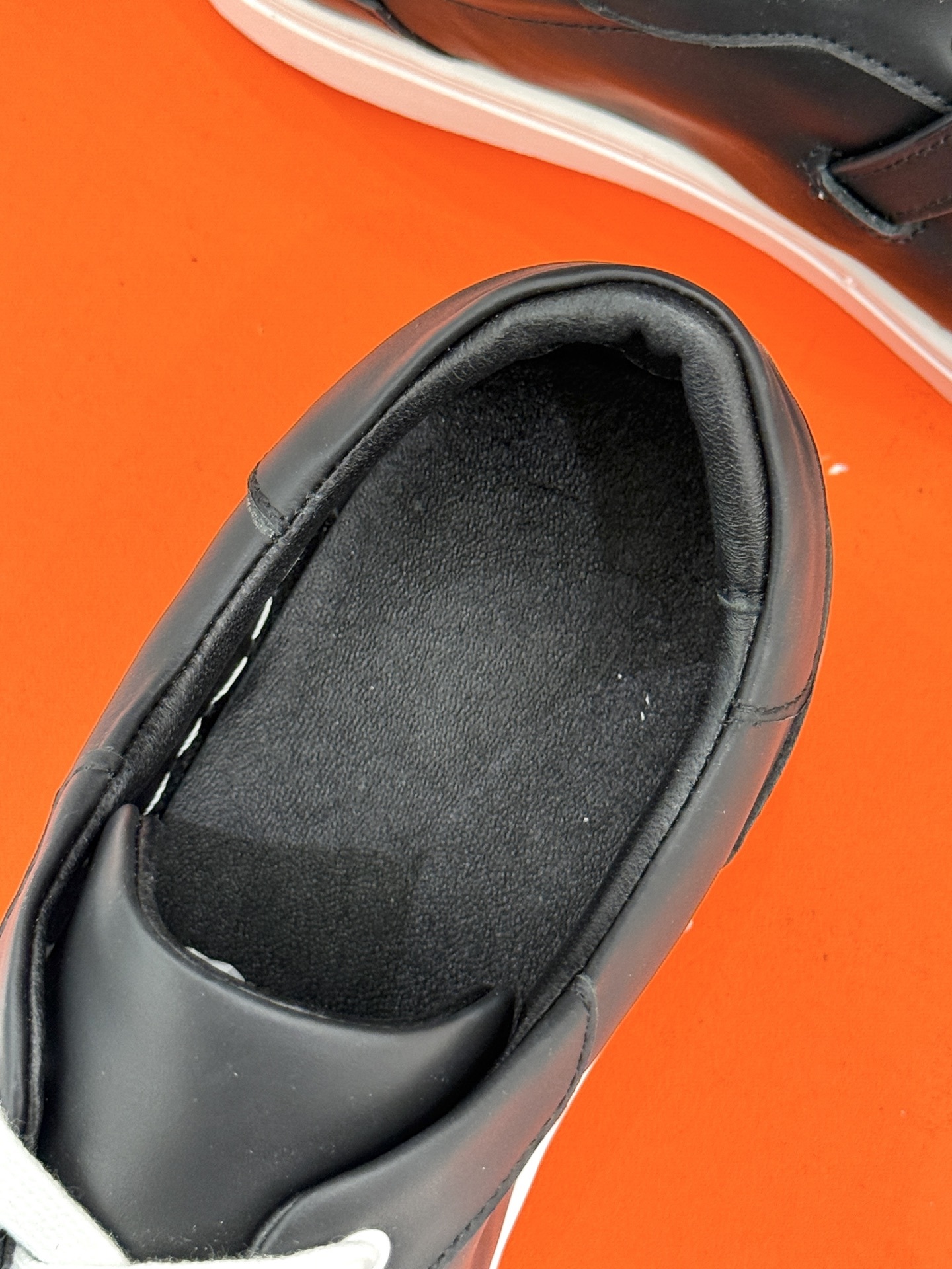 Hermès/爱马仕经典Kelly扣 情侣款小白鞋
标志性的Kelly扣 无疑是这双鞋的点睛之笔。
金