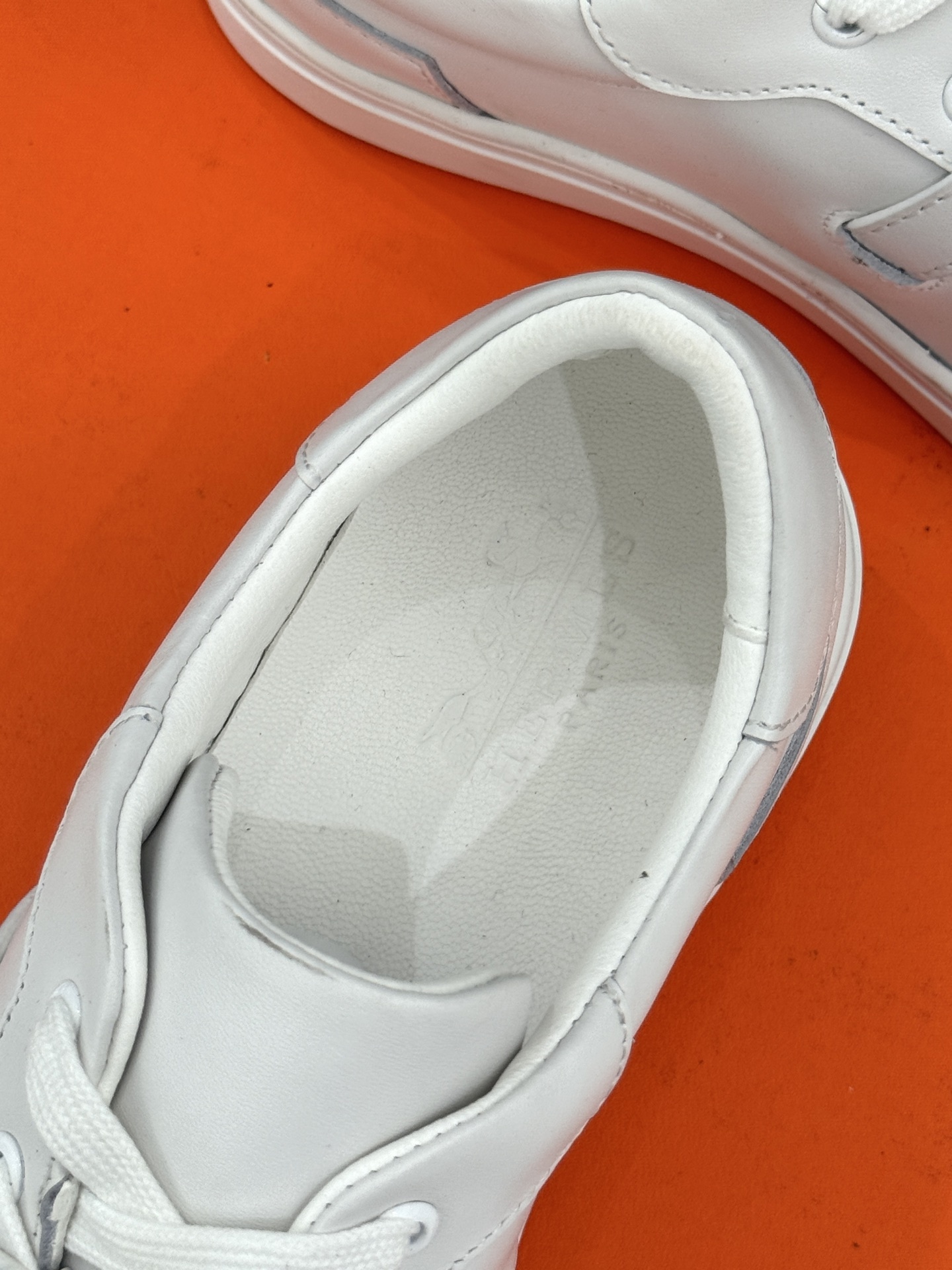 Hermès/爱马仕经典Kelly扣 情侣款小白鞋
标志性的Kelly扣 无疑是这双鞋的点睛之笔。
金