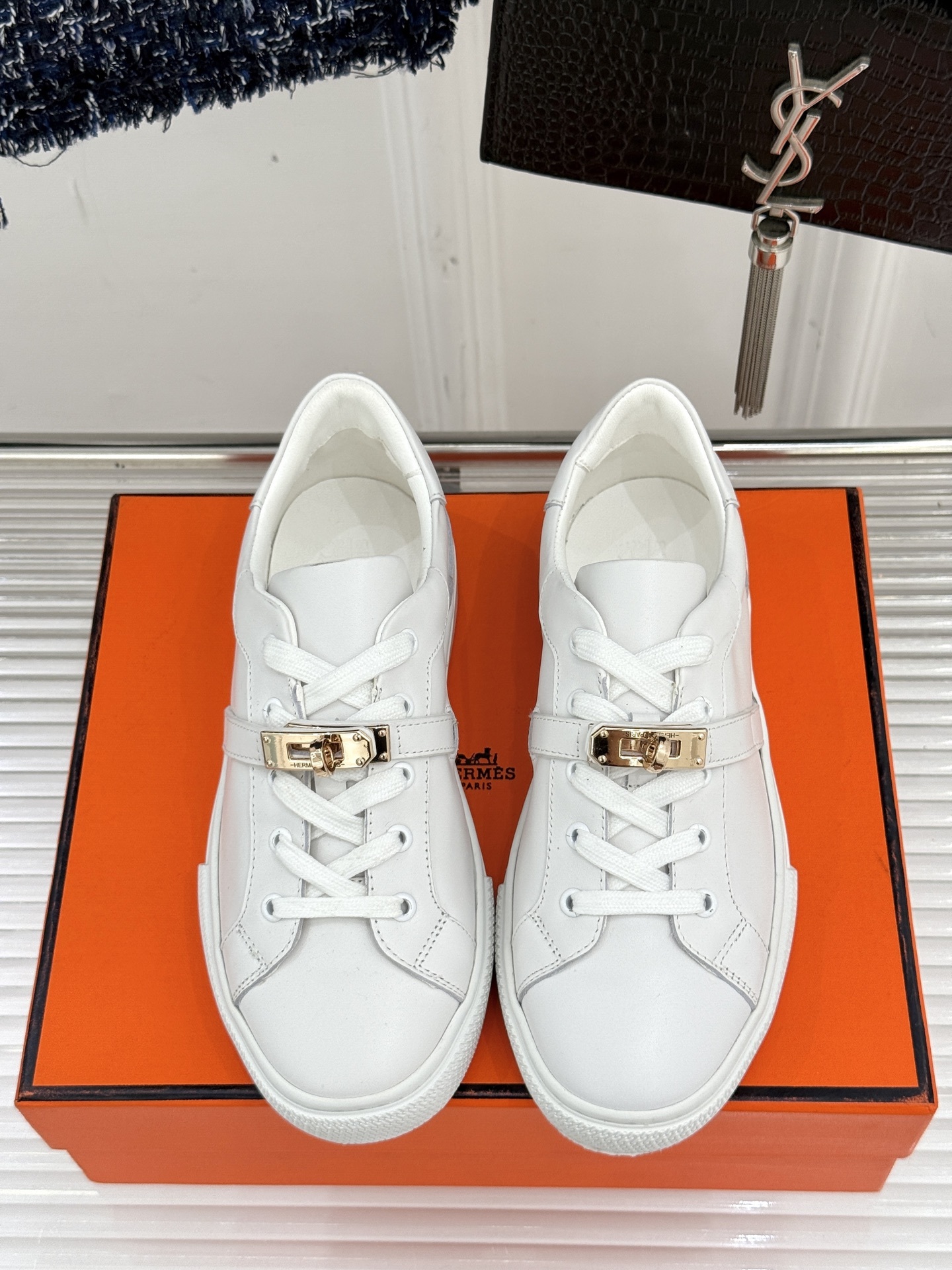 Hermès/爱马仕经典Kelly扣 情侣款小白鞋
标志性的Kelly扣 无疑是这双鞋的点睛之笔。
金