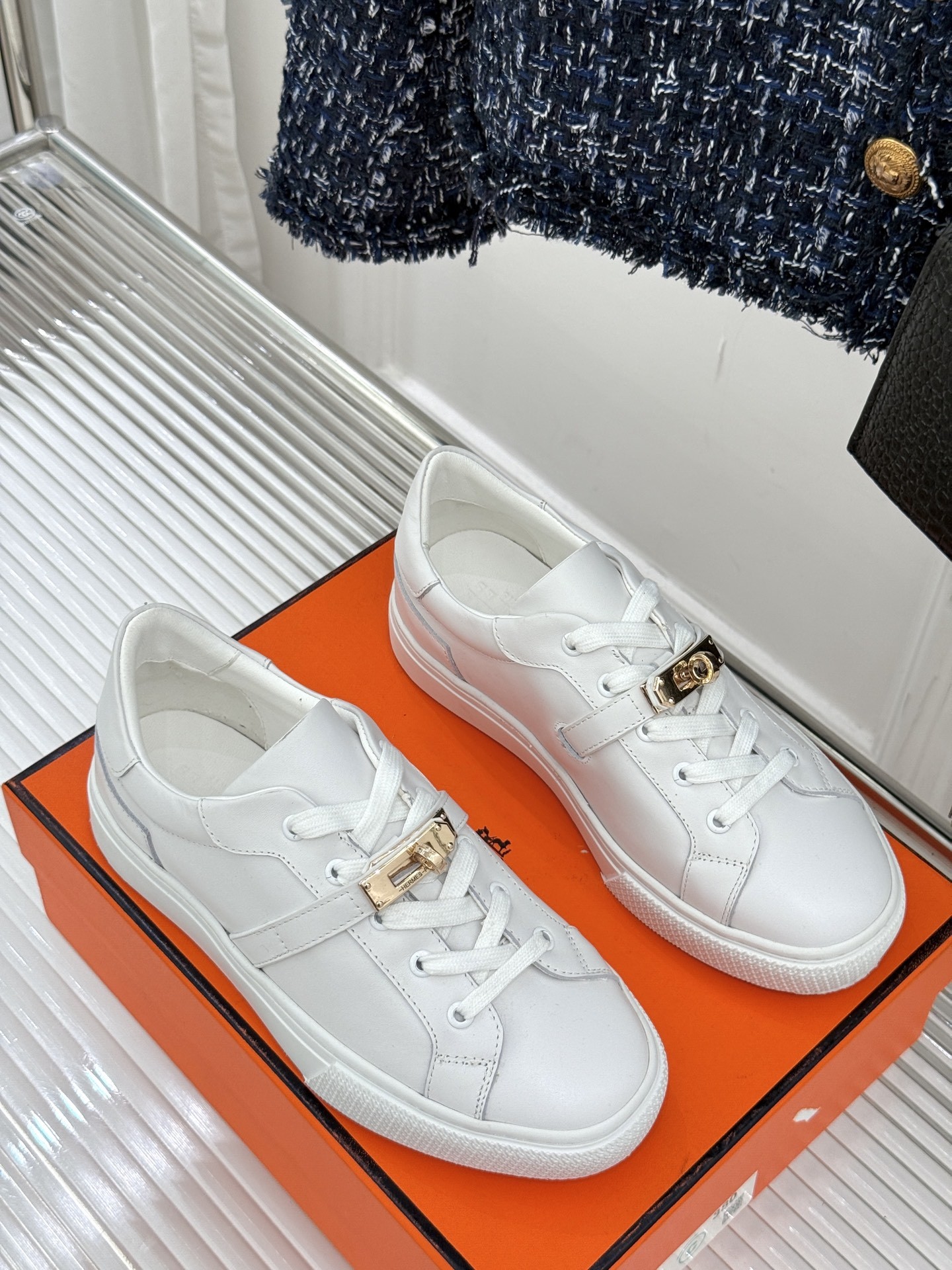 Hermès/爱马仕经典Kelly扣 情侣款小白鞋
标志性的Kelly扣 无疑是这双鞋的点睛之笔。
金
