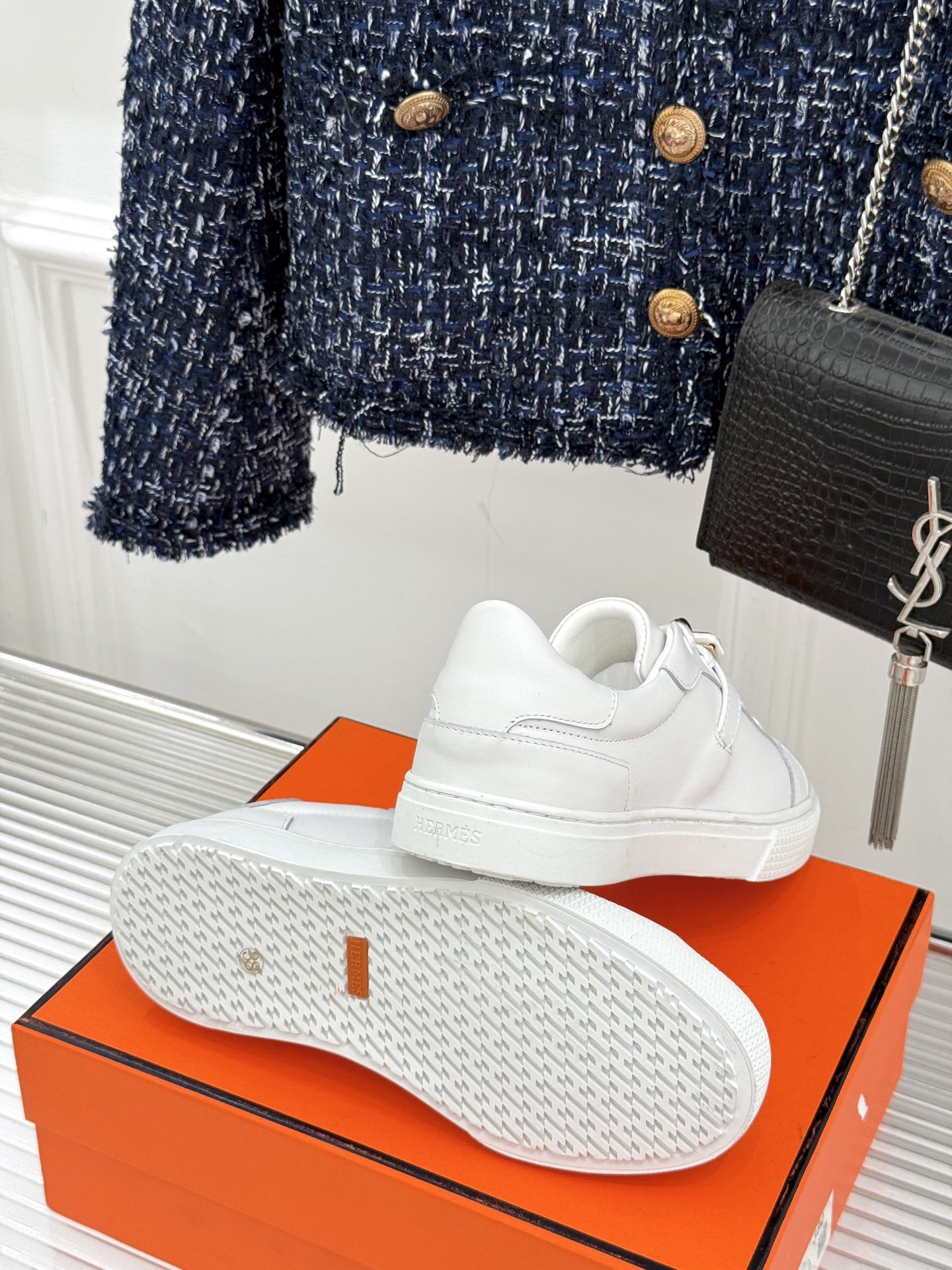 Hermès/爱马仕经典Kelly扣 情侣款小白鞋
标志性的Kelly扣 无疑是这双鞋的点睛之笔。
金