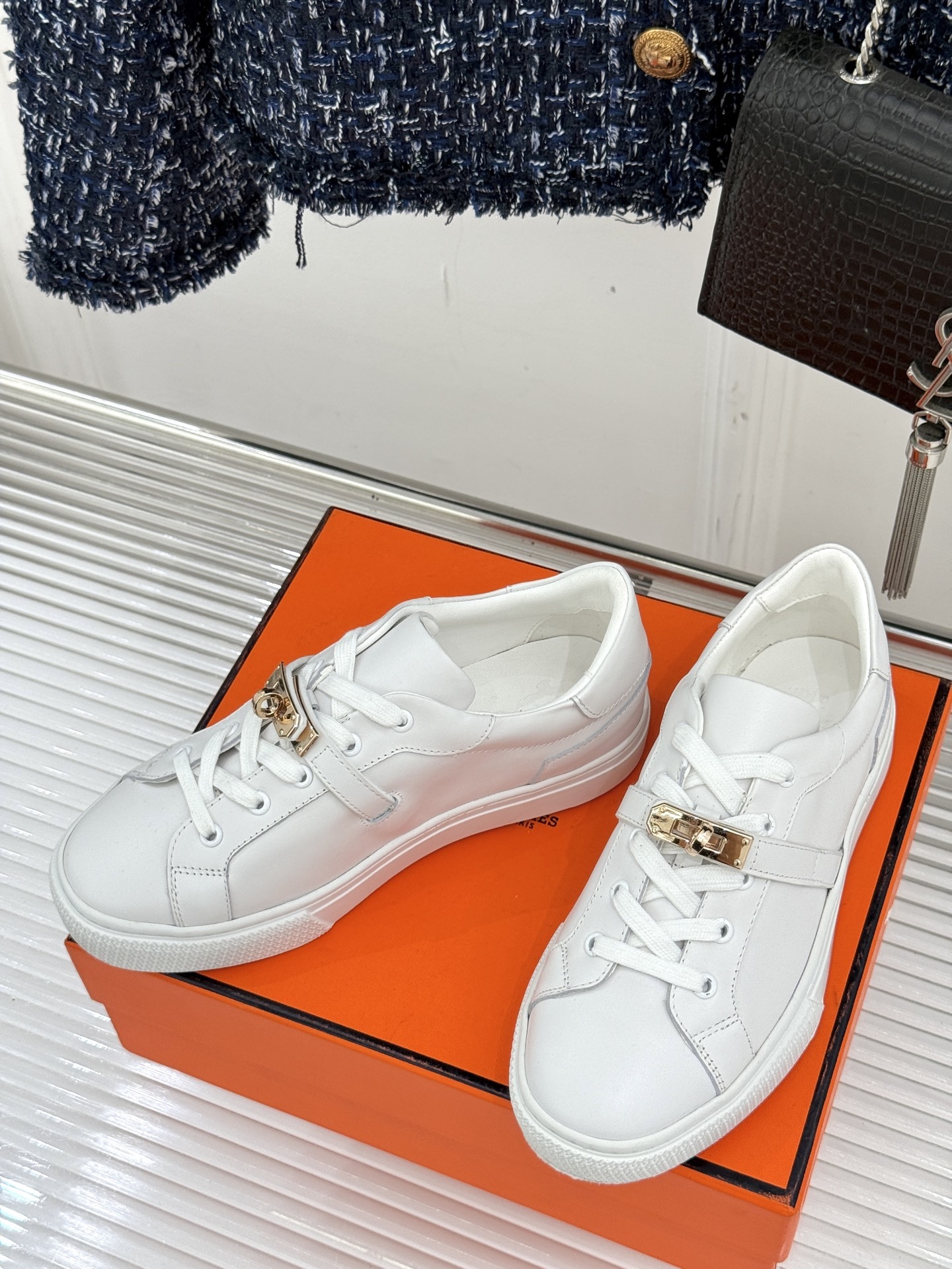 Hermès/爱马仕经典Kelly扣 情侣款小白鞋
标志性的Kelly扣 无疑是这双鞋的点睛之笔。
金