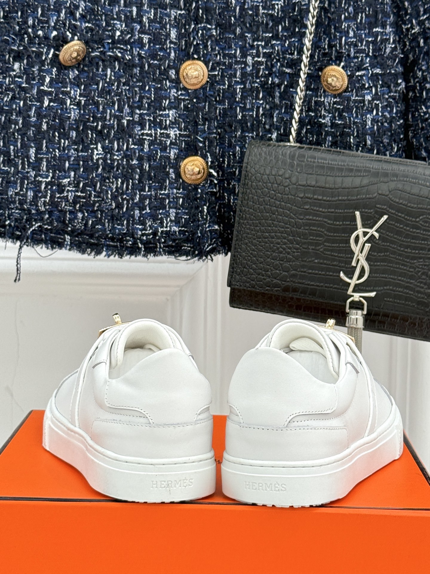 Hermès/爱马仕经典Kelly扣 情侣款小白鞋
标志性的Kelly扣 无疑是这双鞋的点睛之笔。
金