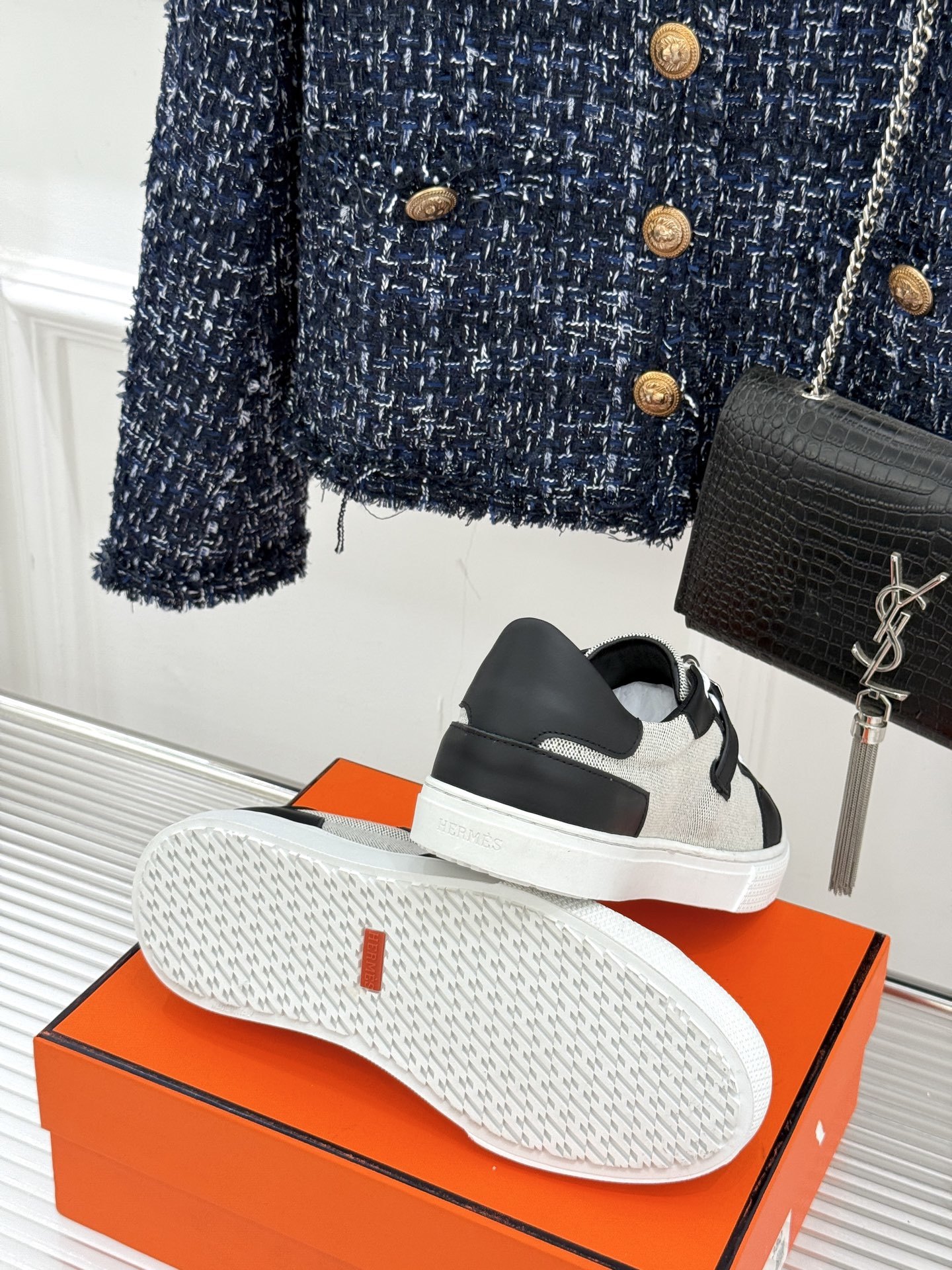 Hermès/爱马仕经典Kelly扣 情侣款小白鞋
标志性的Kelly扣 无疑是这双鞋的点睛之笔。
金
