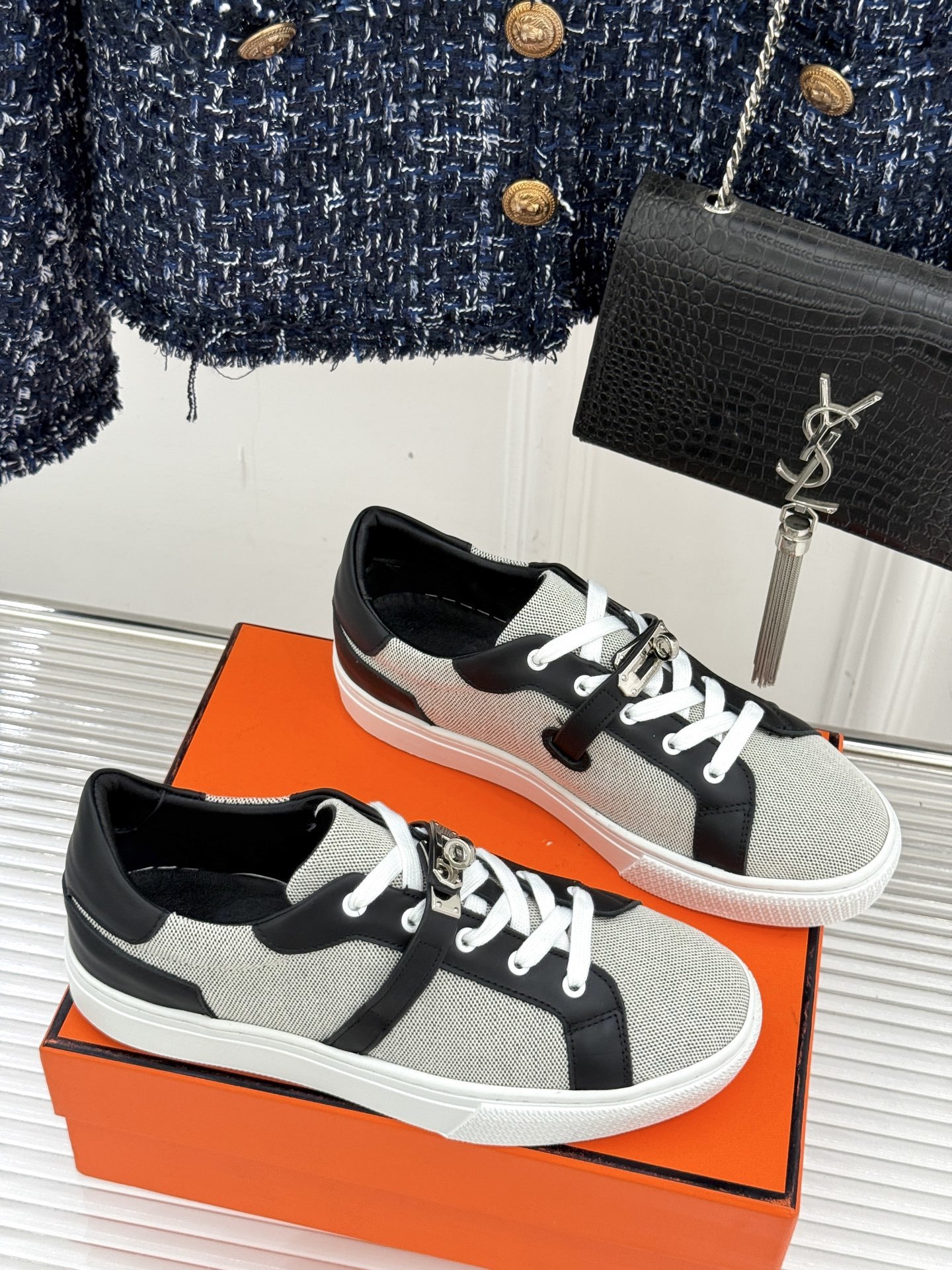 Hermès/爱马仕经典Kelly扣 情侣款小白鞋
标志性的Kelly扣 无疑是这双鞋的点睛之笔。
金