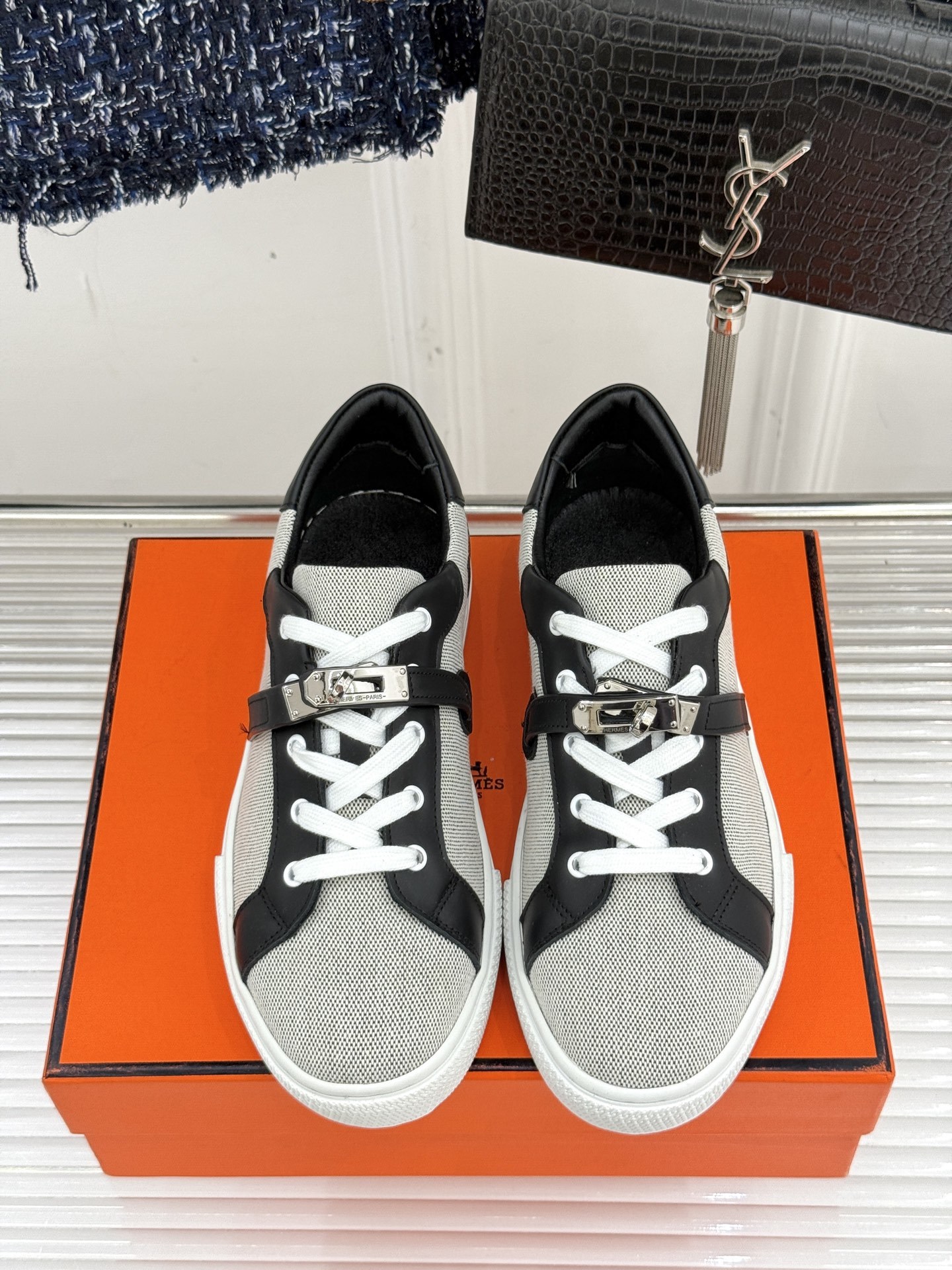 Hermès/爱马仕经典Kelly扣 情侣款小白鞋
标志性的Kelly扣 无疑是这双鞋的点睛之笔。
金