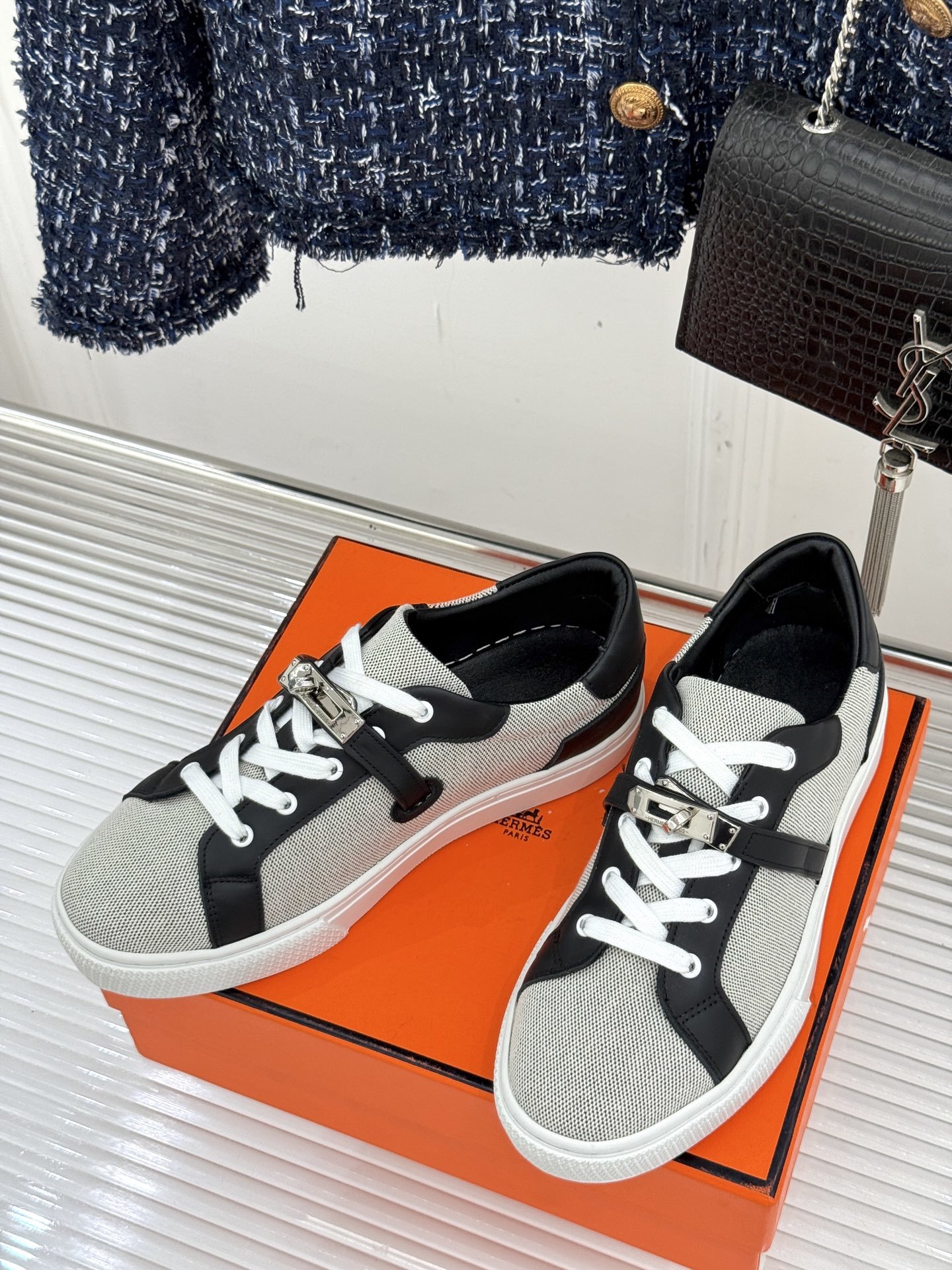 Hermès/爱马仕经典Kelly扣 情侣款小白鞋
标志性的Kelly扣 无疑是这双鞋的点睛之笔。
金