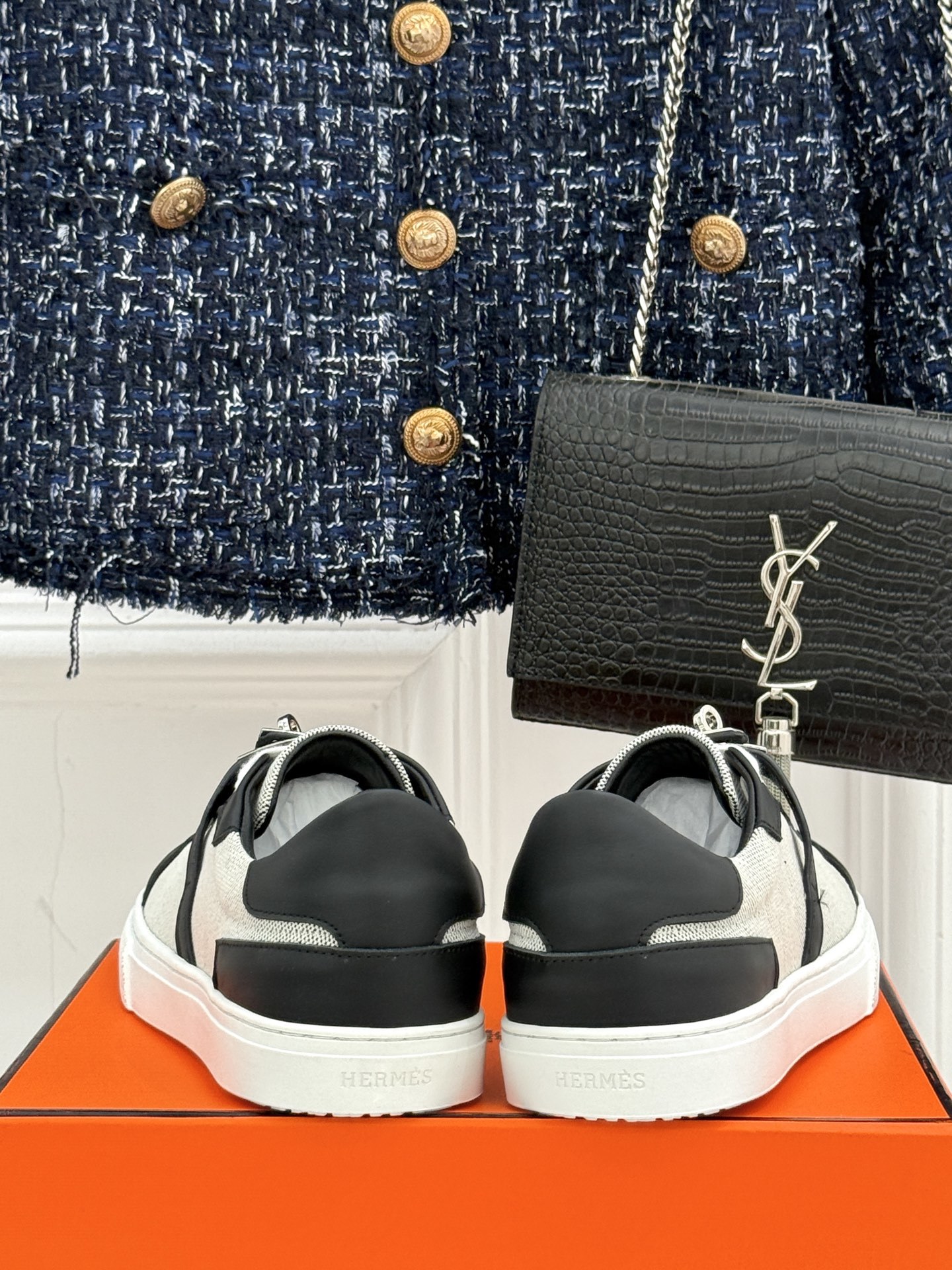 Hermès/爱马仕经典Kelly扣 情侣款小白鞋
标志性的Kelly扣 无疑是这双鞋的点睛之笔。
金