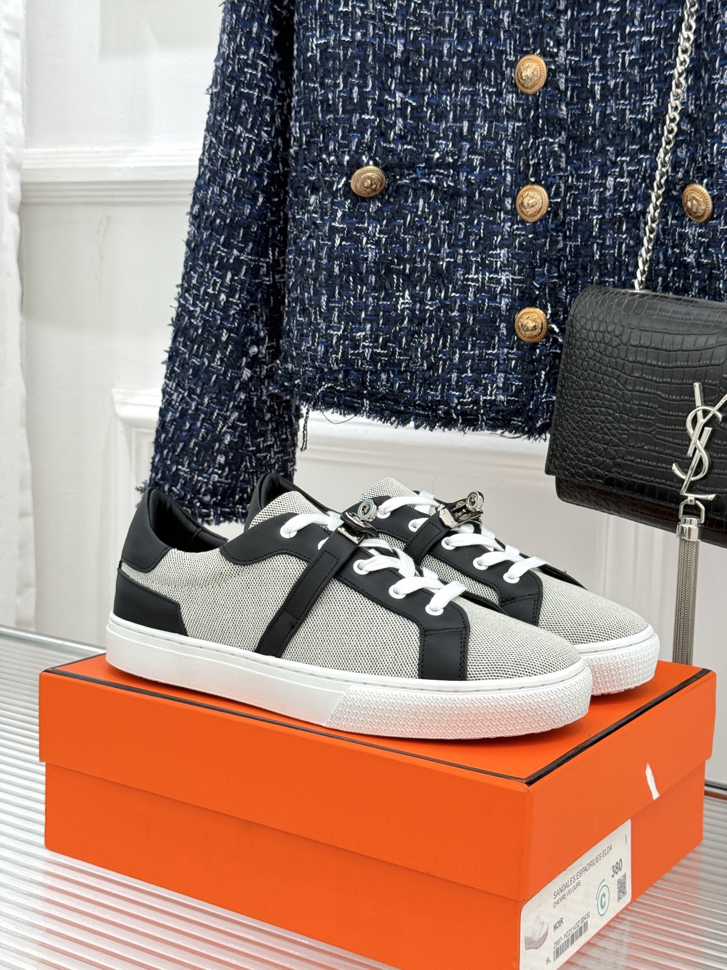 Hermès/爱马仕经典Kelly扣 情侣款小白鞋
标志性的Kelly扣 无疑是这双鞋的点睛之笔。
金