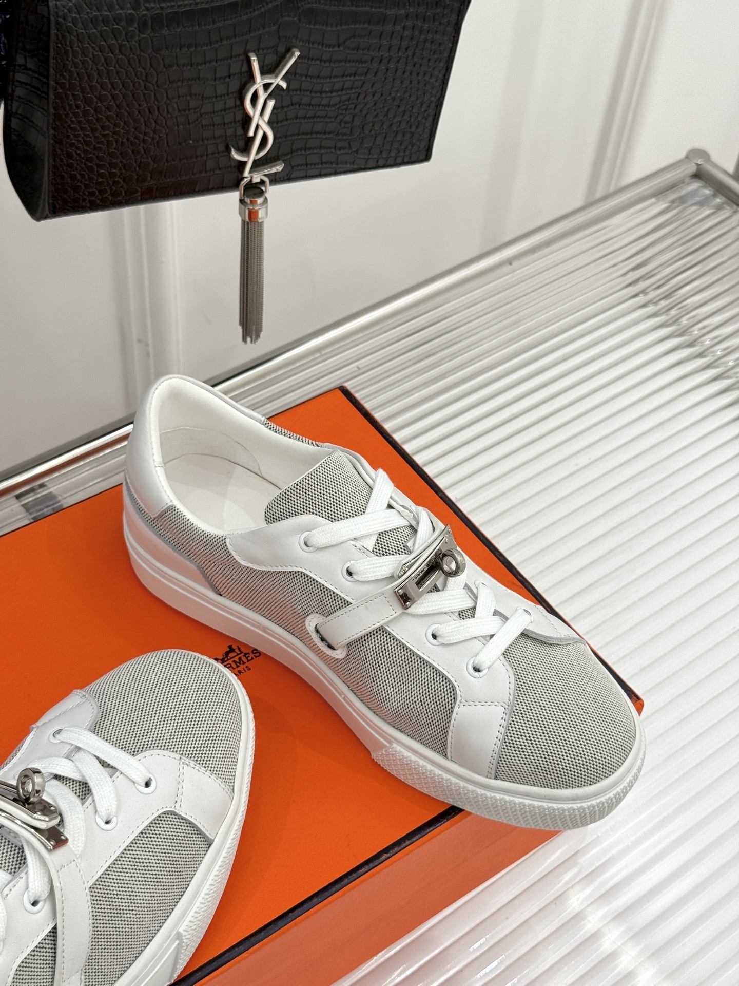 Hermès/爱马仕经典Kelly扣 情侣款小白鞋
标志性的Kelly扣 无疑是这双鞋的点睛之笔。
金