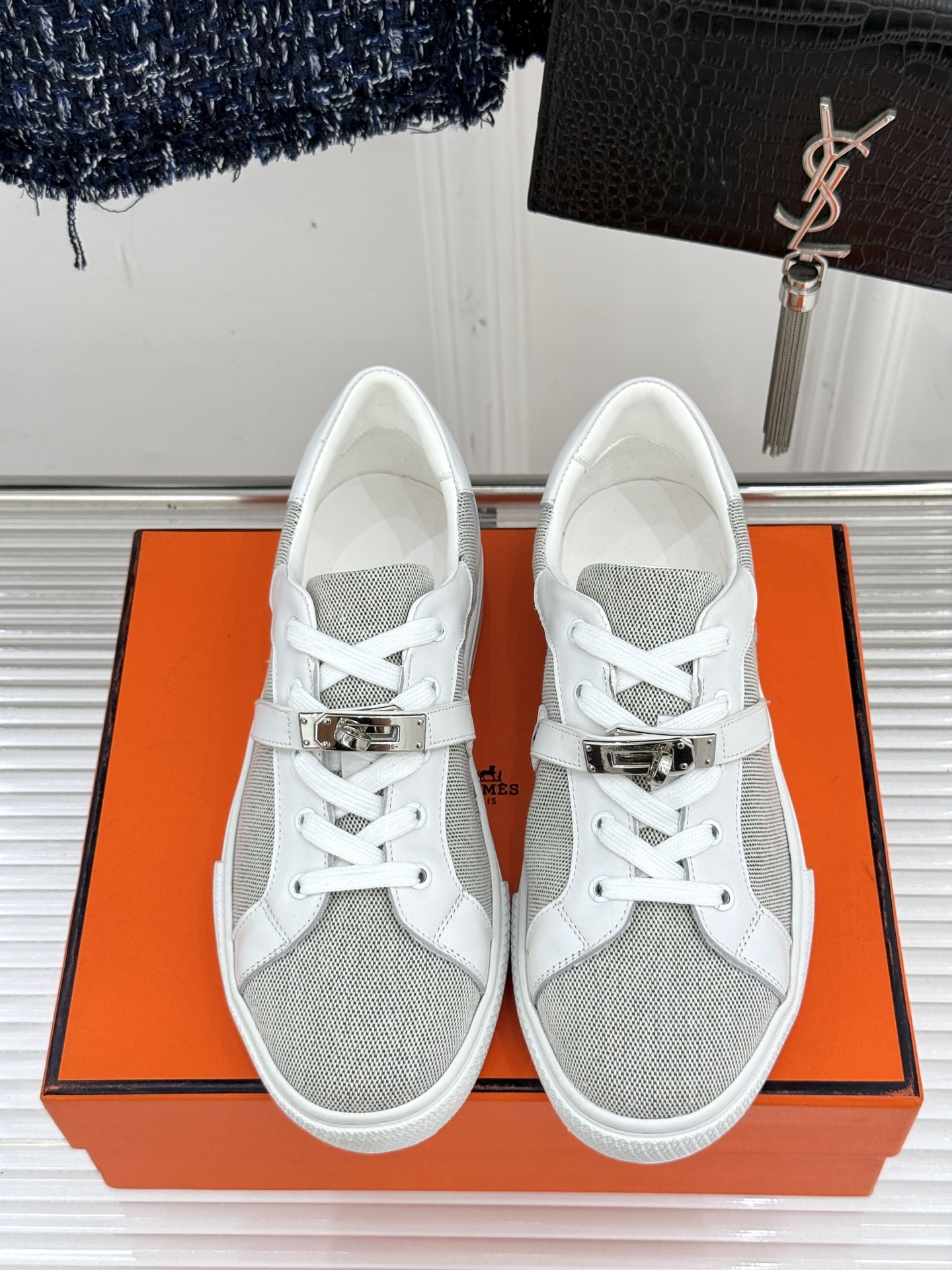 Hermès/爱马仕经典Kelly扣 情侣款小白鞋
标志性的Kelly扣 无疑是这双鞋的点睛之笔。
金