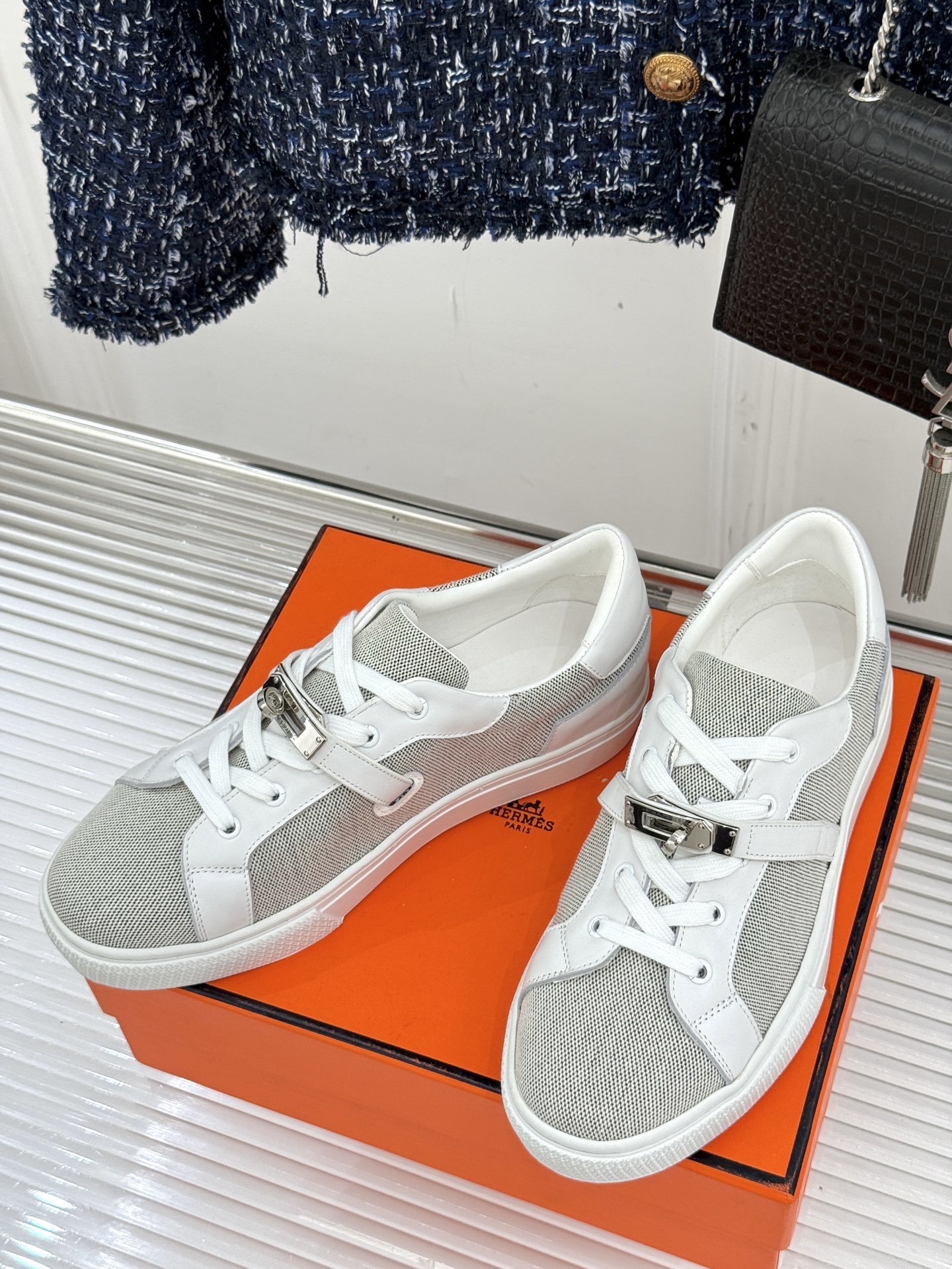Hermès/爱马仕经典Kelly扣 情侣款小白鞋
标志性的Kelly扣 无疑是这双鞋的点睛之笔。
金
