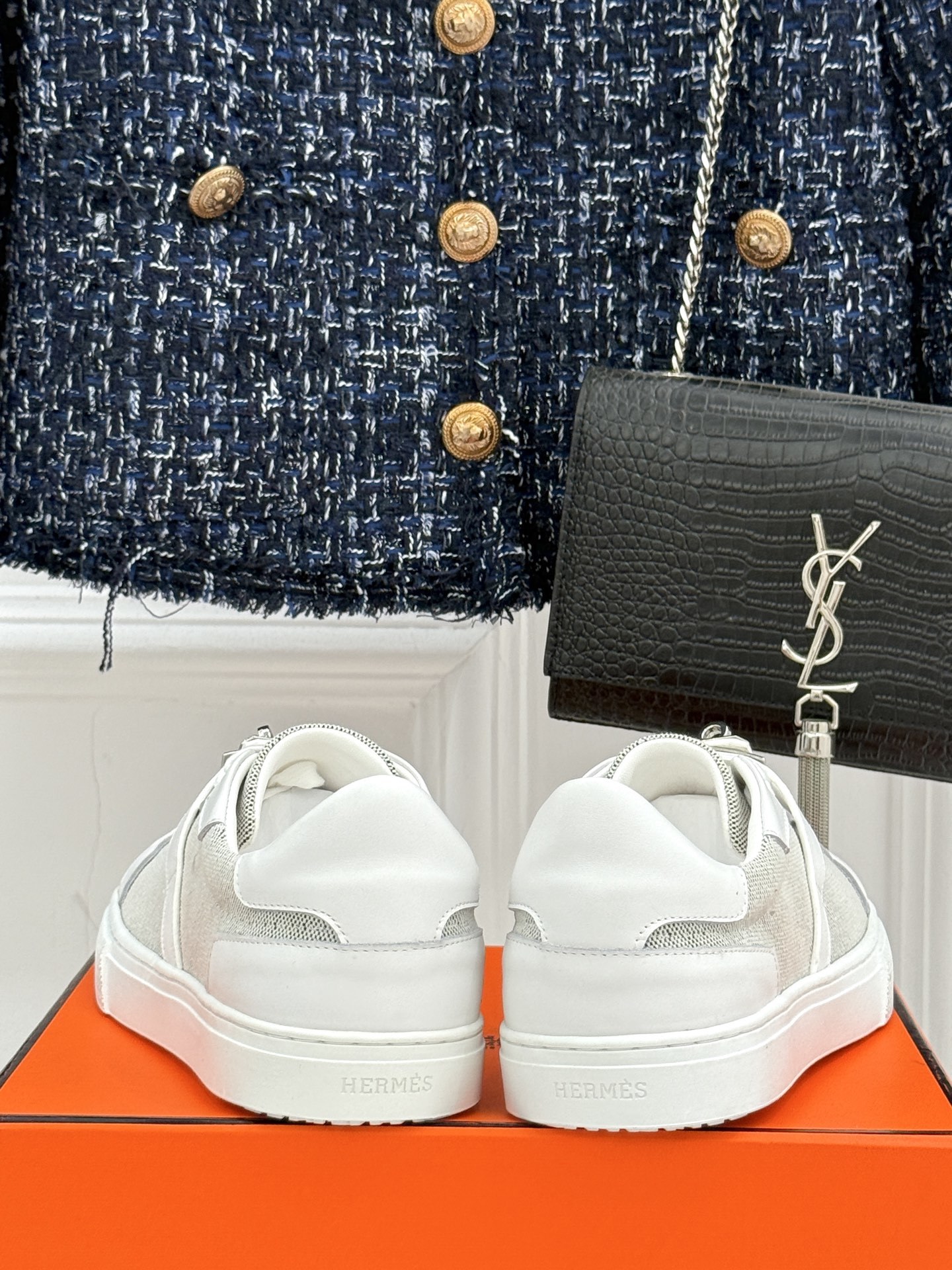 Hermès/爱马仕经典Kelly扣 情侣款小白鞋
标志性的Kelly扣 无疑是这双鞋的点睛之笔。
金