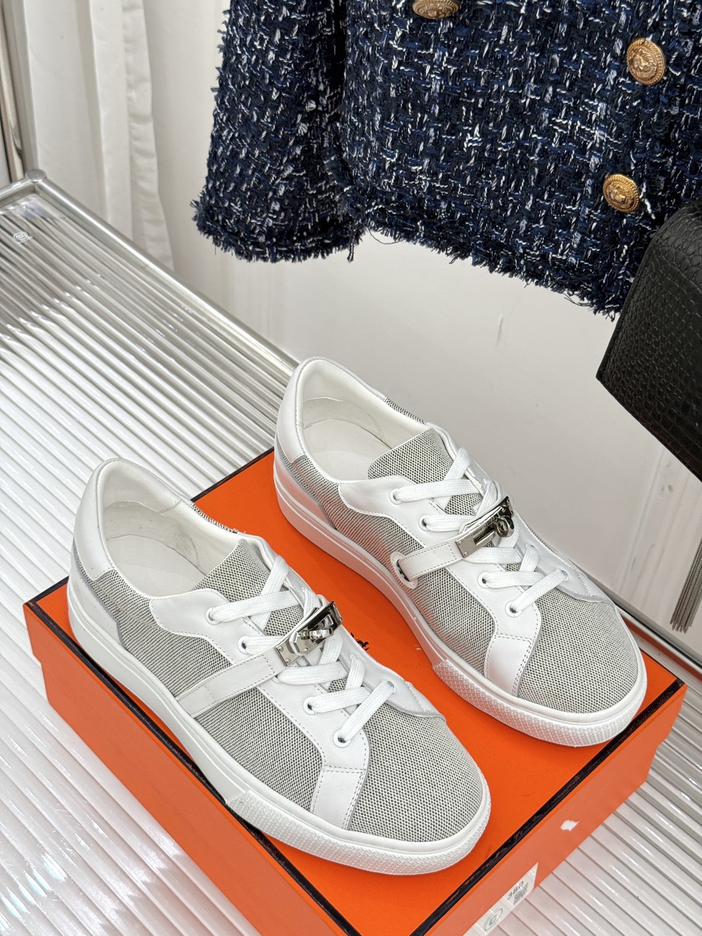 Hermès/爱马仕经典Kelly扣 情侣款小白鞋
标志性的Kelly扣 无疑是这双鞋的点睛之笔。
金