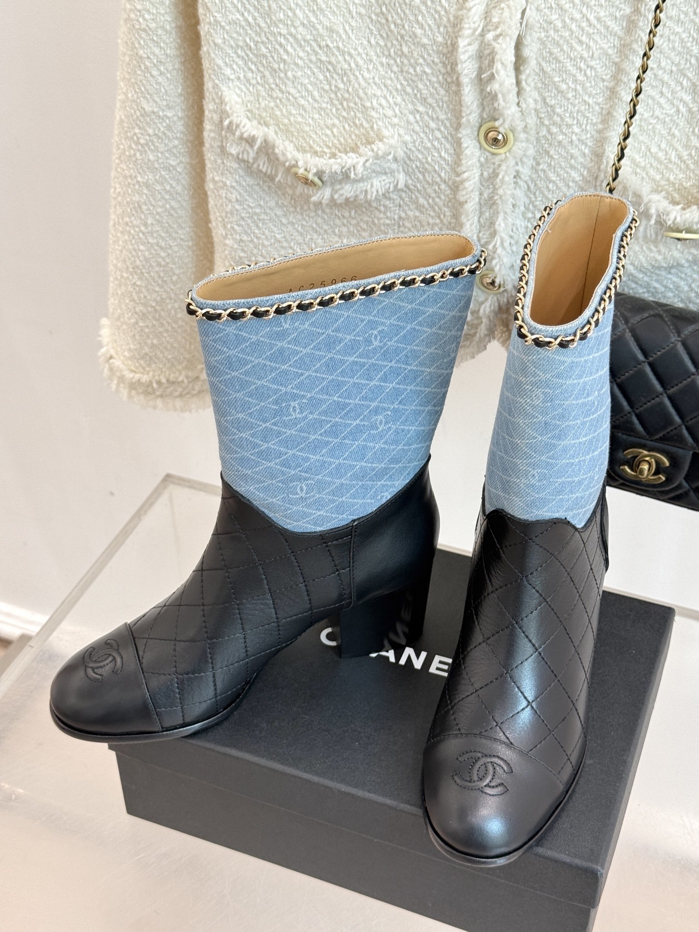 CHANE*|小香25A秋冬新品菱格链条
双C粗跟靴子系列
菱格纹纵横交错 是经典美学的诉说
每一道线条