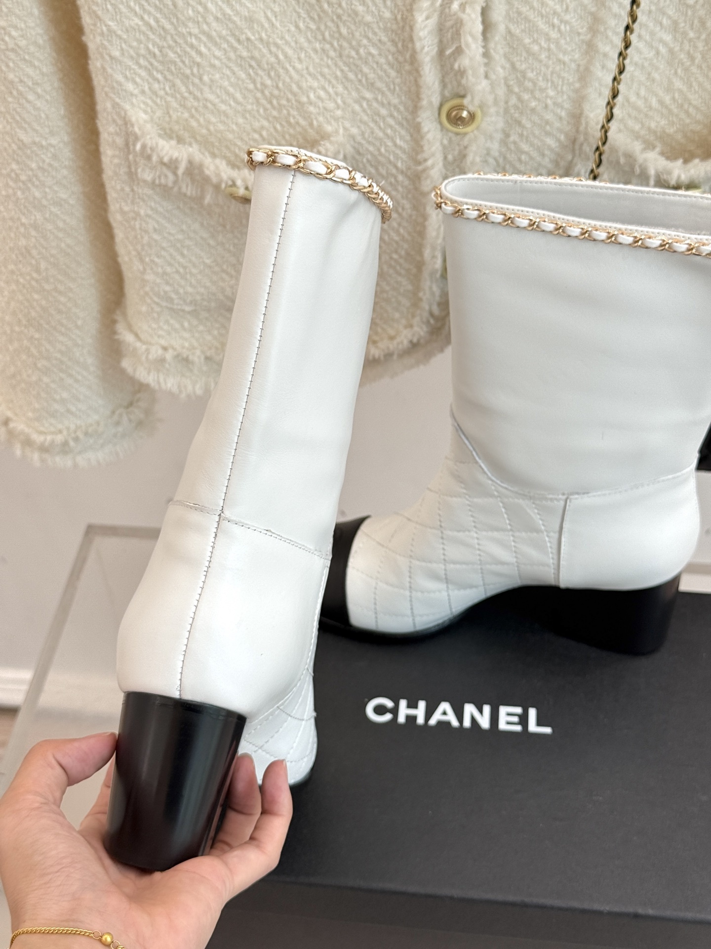 CHANE*|小香25A秋冬新品菱格链条
双C粗跟靴子系列
菱格纹纵横交错 是经典美学的诉说
每一道线条