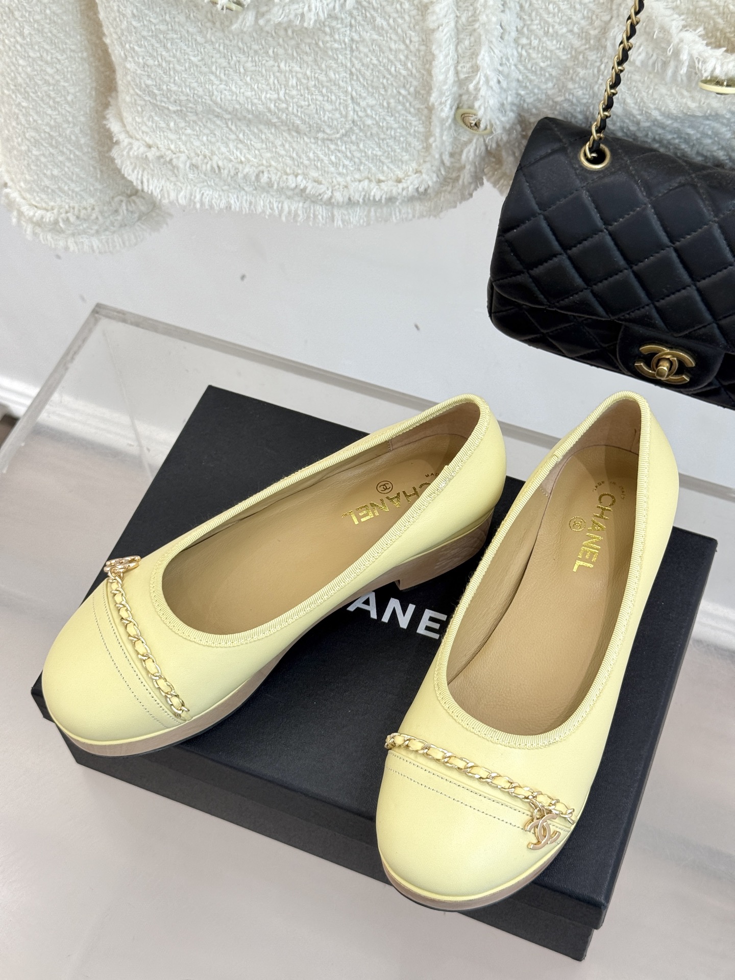 
CHANE*｜小香经典双C链条
厚底单鞋乐福鞋
这一季的鞋履真的太好看了
双C标志与链条元素交相辉映。