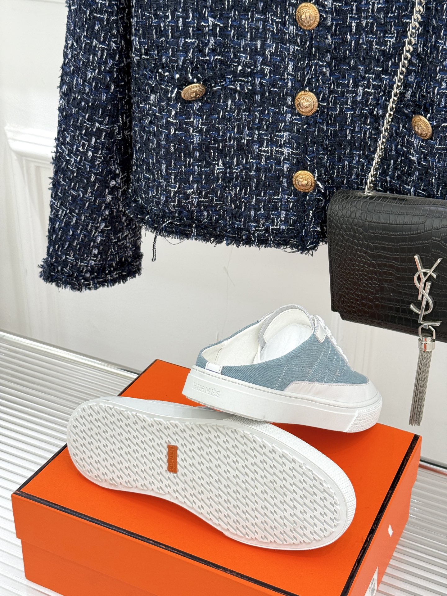 
Hermès/爱马仕经典H标情侣款休闲半拖
简直是为追求品质与时尚的情侣量身定制！
标志性的H标低调又
