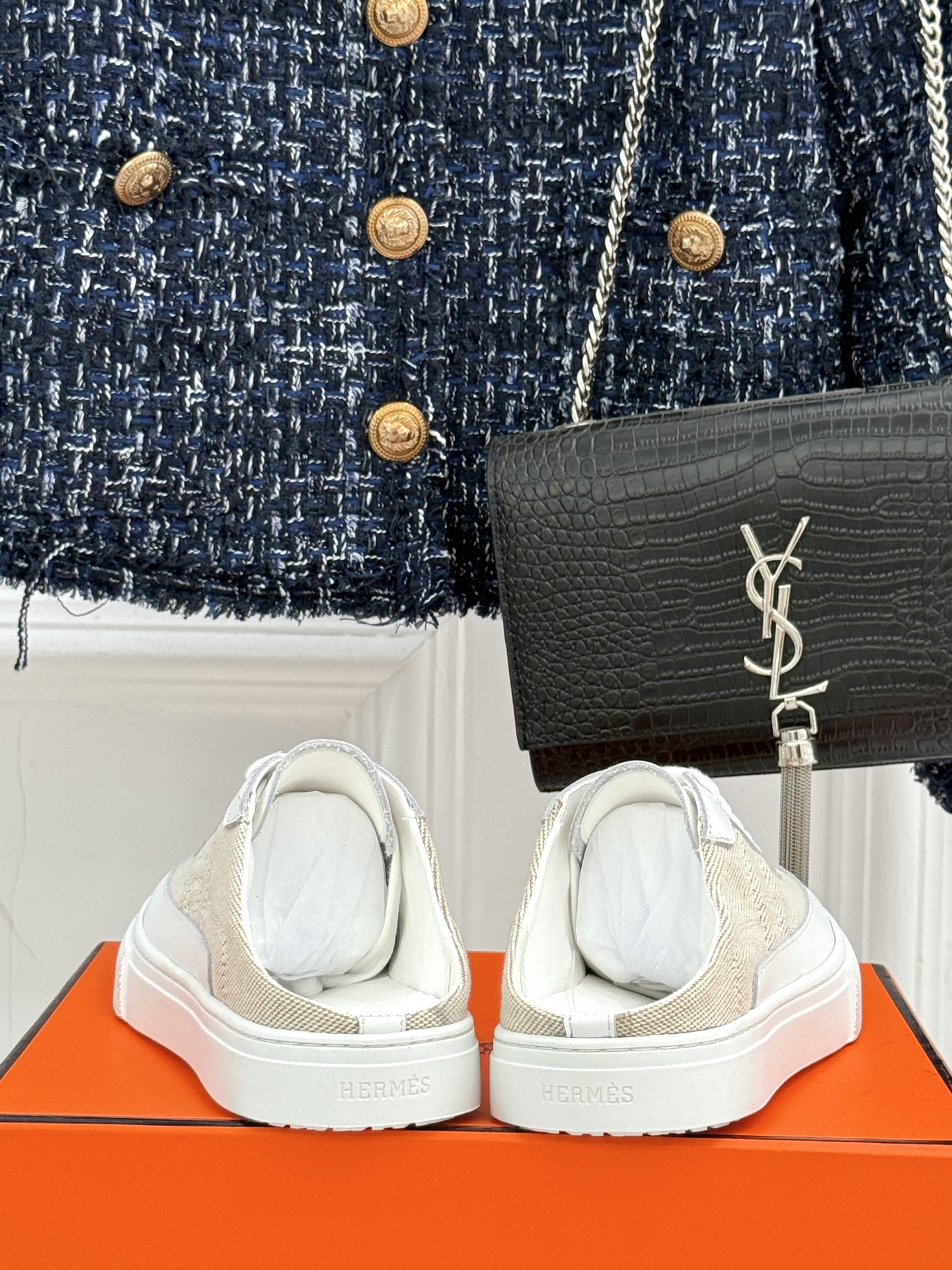 
Hermès/爱马仕经典H标情侣款休闲半拖
简直是为追求品质与时尚的情侣量身定制！
标志性的H标低调又