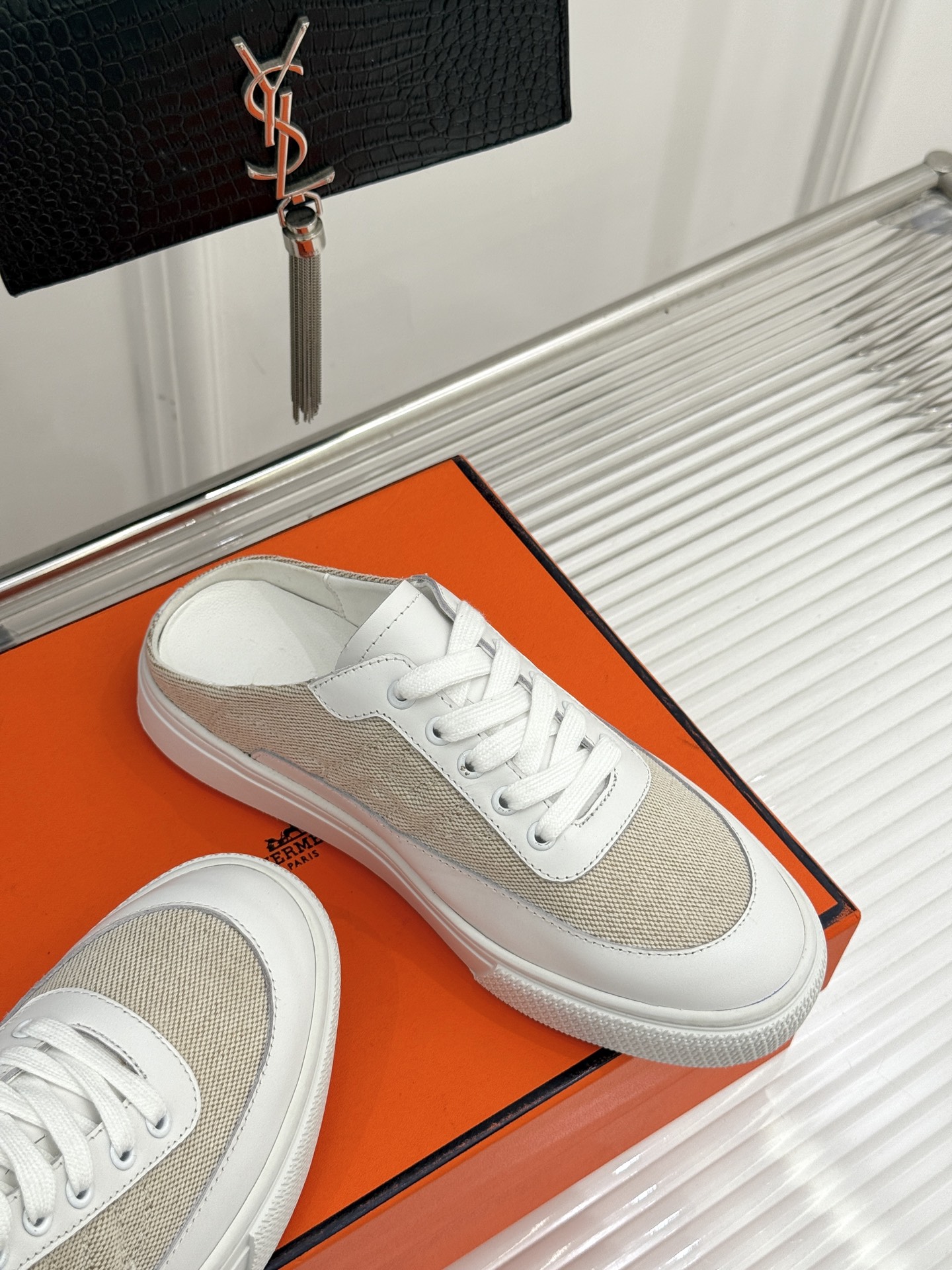
Hermès/爱马仕经典H标情侣款休闲半拖
简直是为追求品质与时尚的情侣量身定制！
标志性的H标低调又