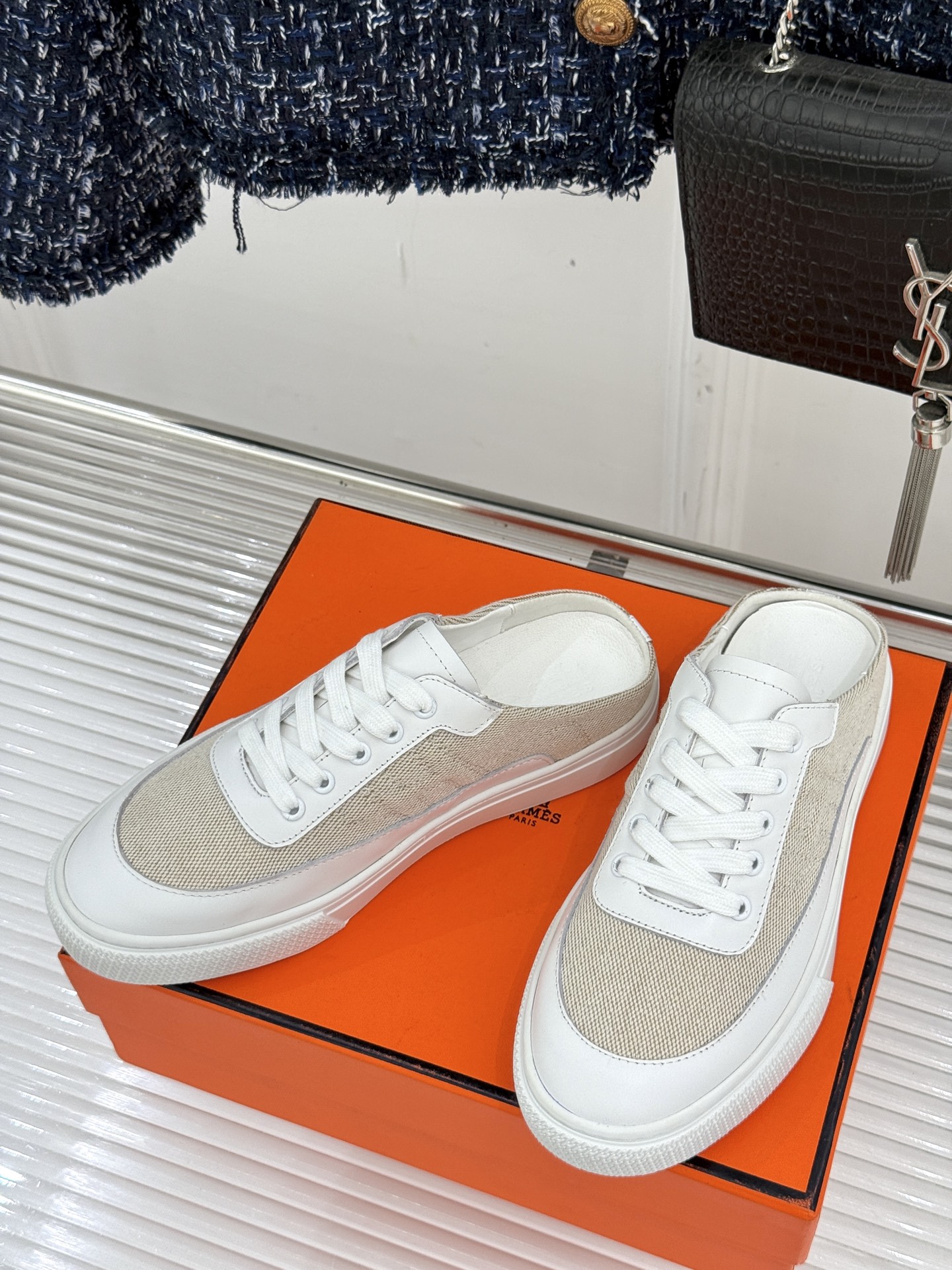 
Hermès/爱马仕经典H标情侣款休闲半拖
简直是为追求品质与时尚的情侣量身定制！
标志性的H标低调又