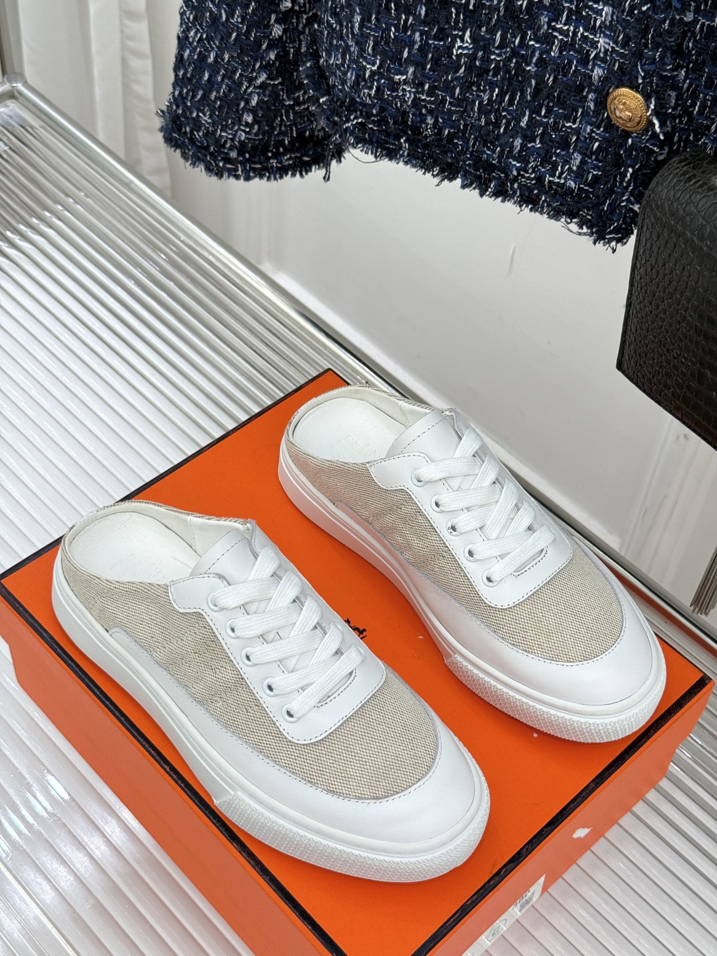
Hermès/爱马仕经典H标情侣款休闲半拖
简直是为追求品质与时尚的情侣量身定制！
标志性的H标低调又
