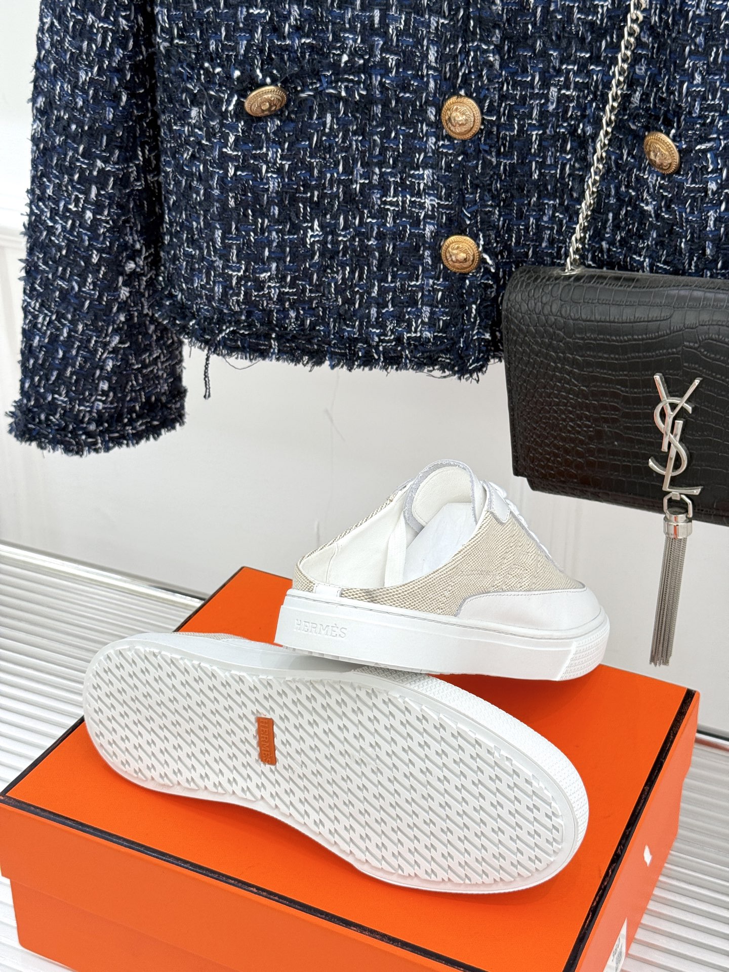 
Hermès/爱马仕经典H标情侣款休闲半拖
简直是为追求品质与时尚的情侣量身定制！
标志性的H标低调又