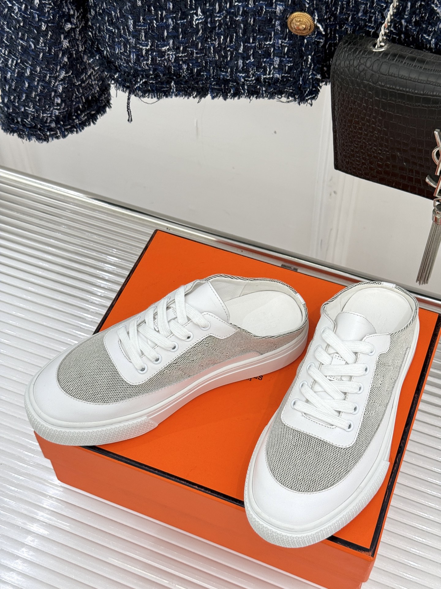 
Hermès/爱马仕经典H标情侣款休闲半拖
简直是为追求品质与时尚的情侣量身定制！
标志性的H标低调又