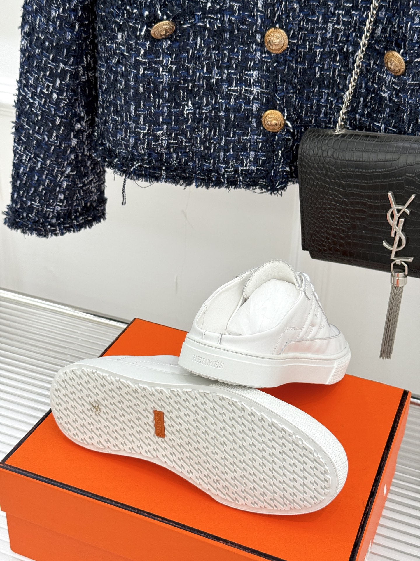 
Hermès/爱马仕经典H标情侣款休闲半拖
简直是为追求品质与时尚的情侣量身定制！
标志性的H标低调又