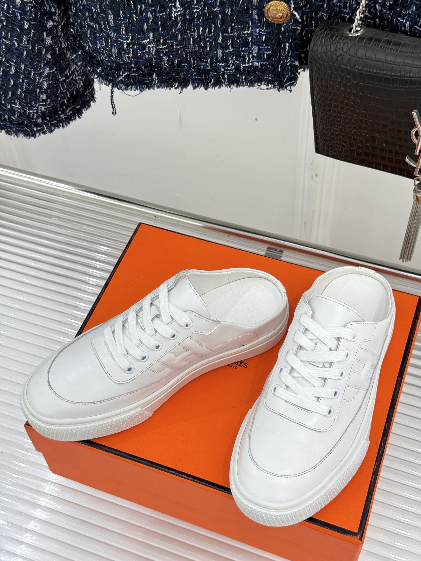 
Hermès/爱马仕经典H标情侣款休闲半拖
简直是为追求品质与时尚的情侣量身定制！
标志性的H标低调又
